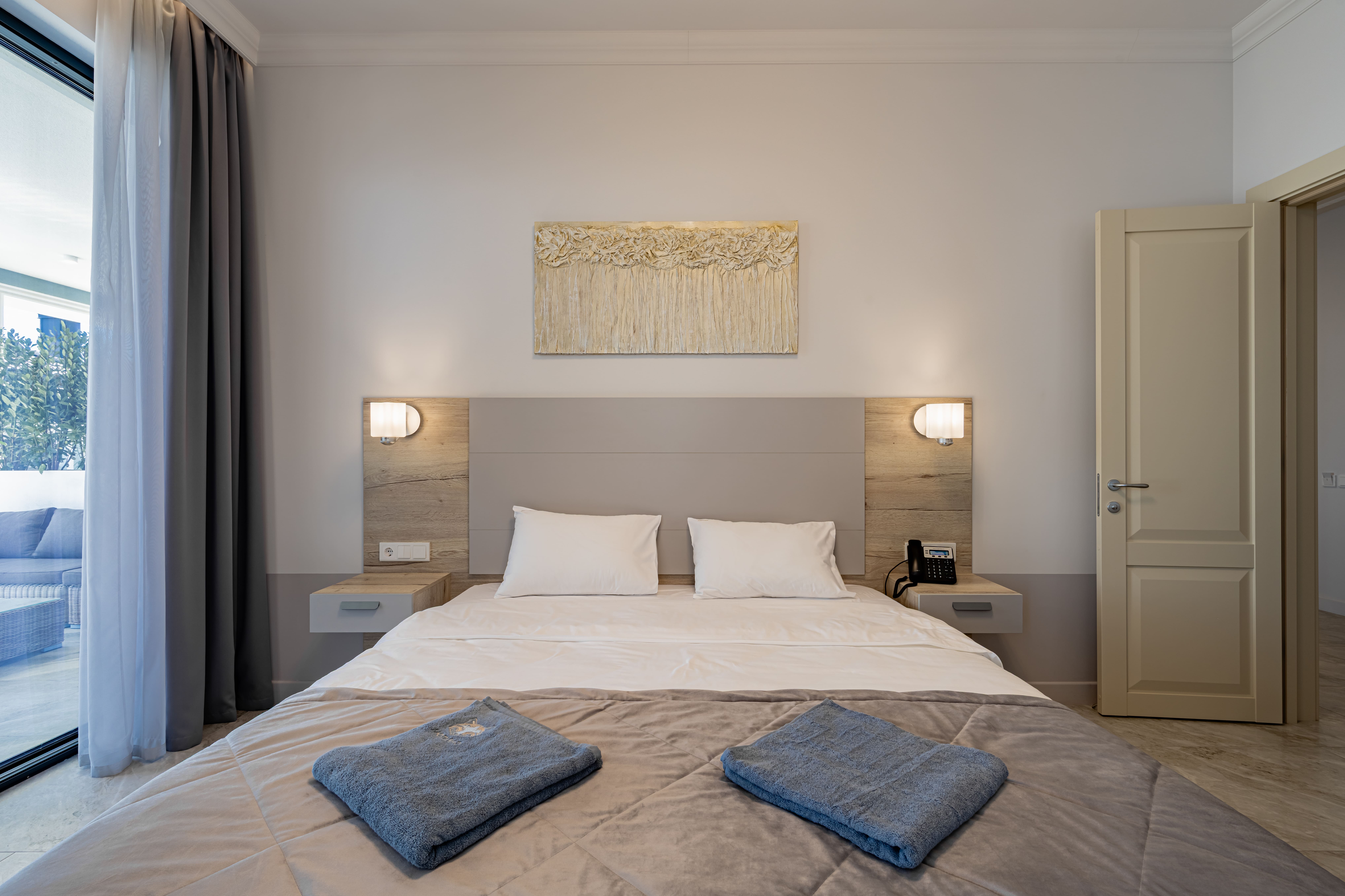 Делюкс с выходом к бассейну и террасой