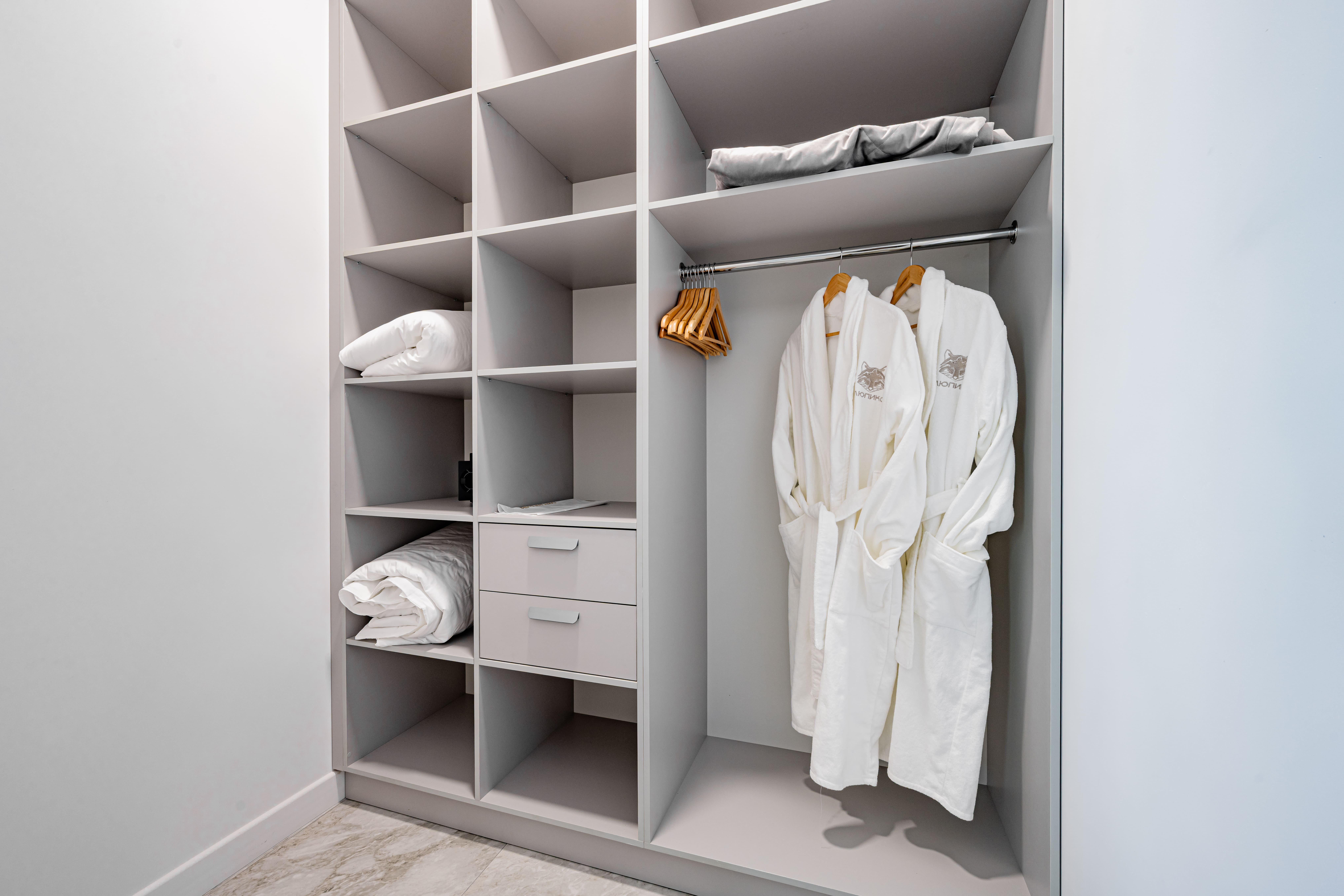 Полулюкс с выходом к бассейну и террасой