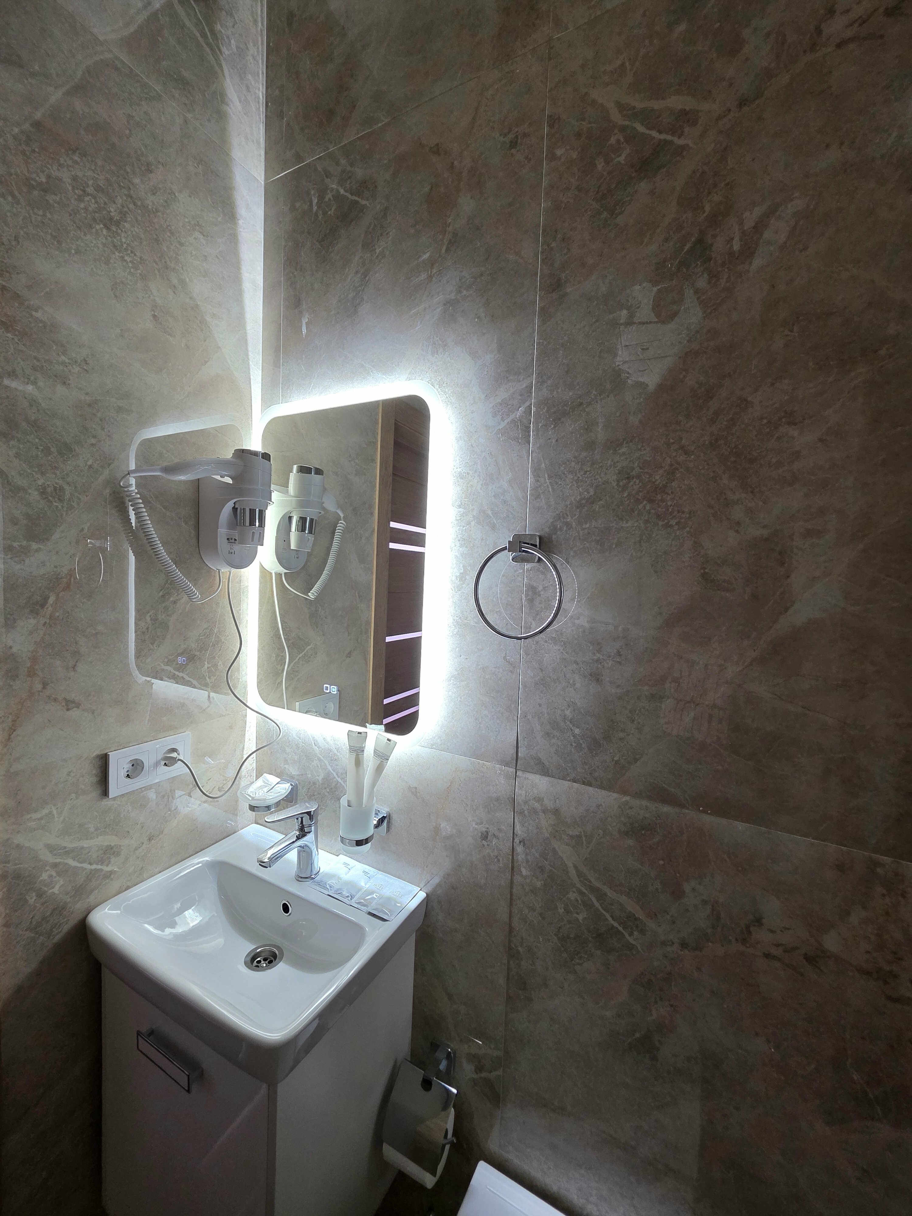 СЕМЕЙНЫЙ ДВУХКОМНАТНЫЙ  с кроватями TWIN/DBL  с двуспальным диваном