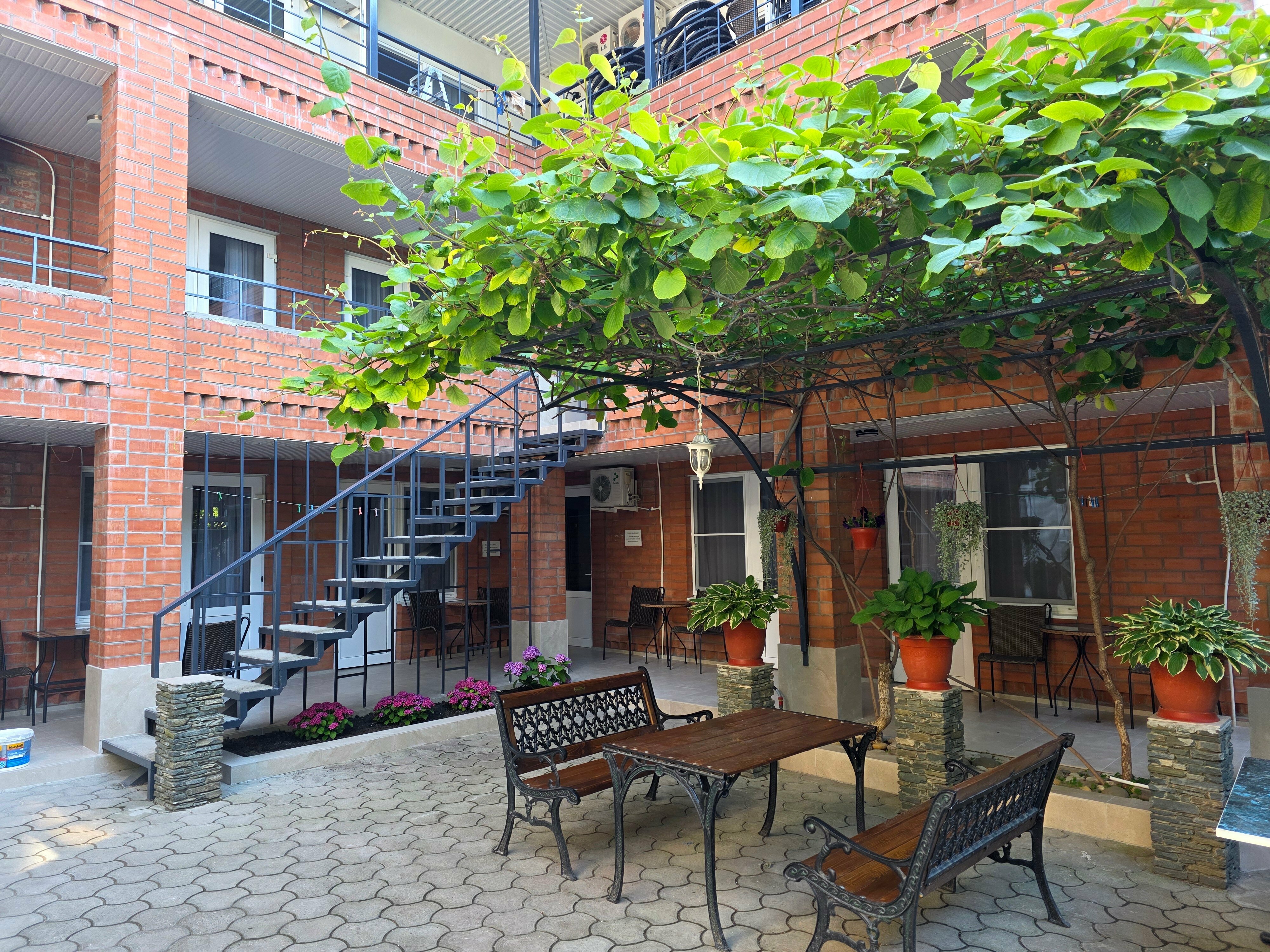 «КЛАССИК» ТРЕХМЕСТНЫЙ СТАНДАРТНЫЙ  НОМЕР С РАЗДЕЛЬНЫМИ КРОВАТЯМИ, ОДНОМЕСТНЫМ  ДИВАНОМ