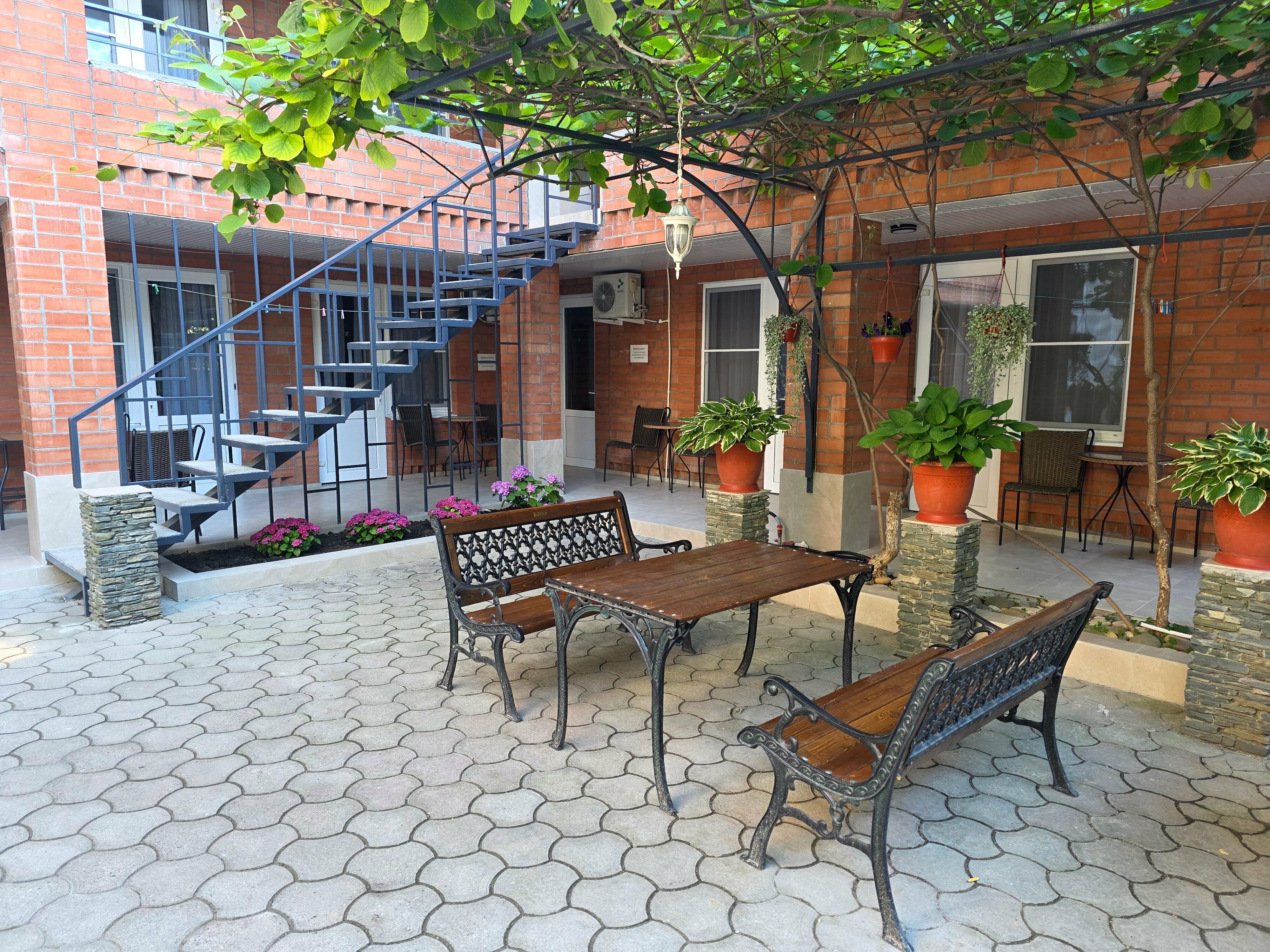 «НЕБО» ТРЕХМЕСТНЫЙ КОМФОРТНЫЙ НОМЕР С КРОВАТЯМИ TWIN/DBL,   ОДНОМЕСТНЫМ  ДИВАНОМ