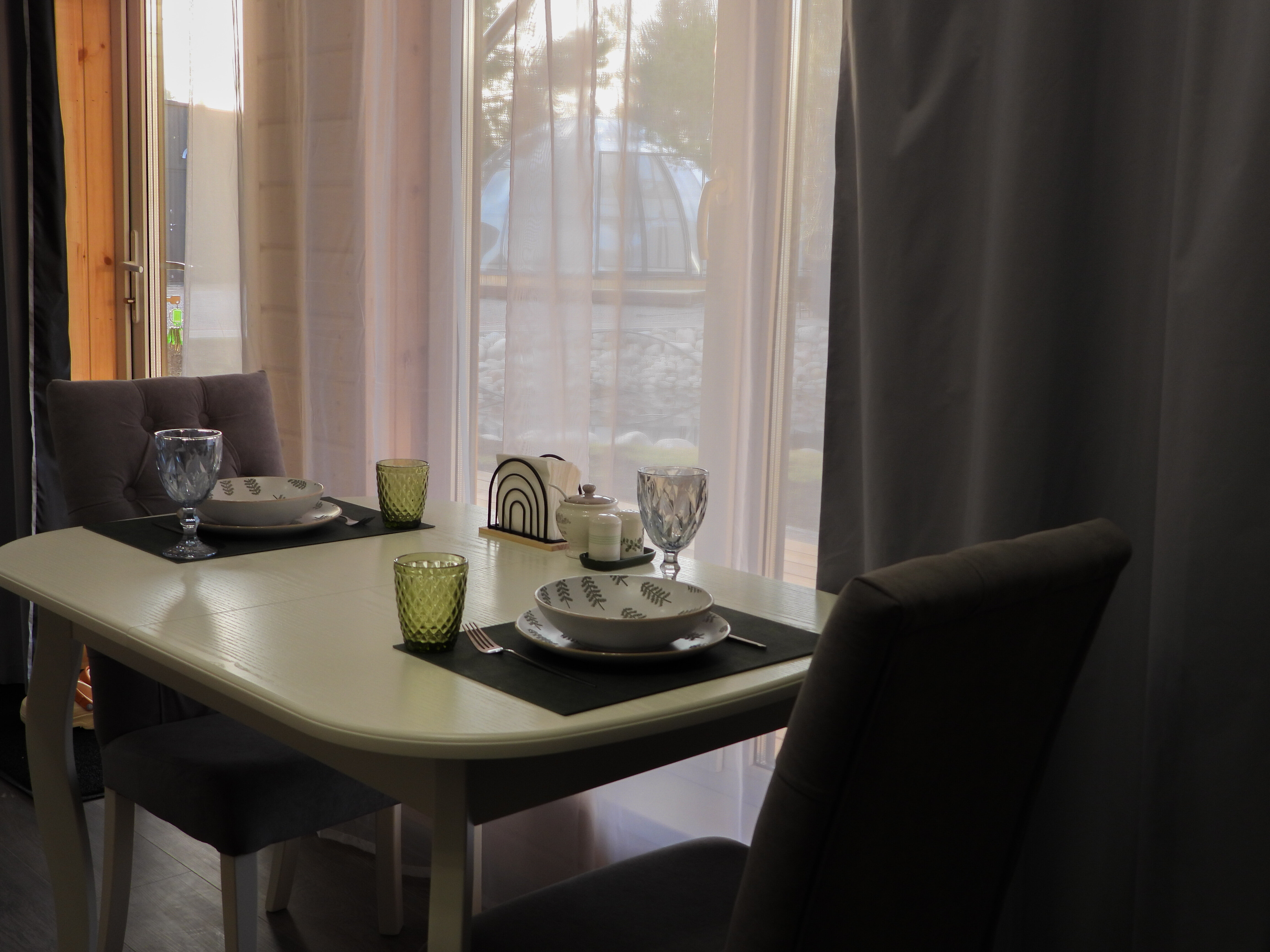 Домик у пруда