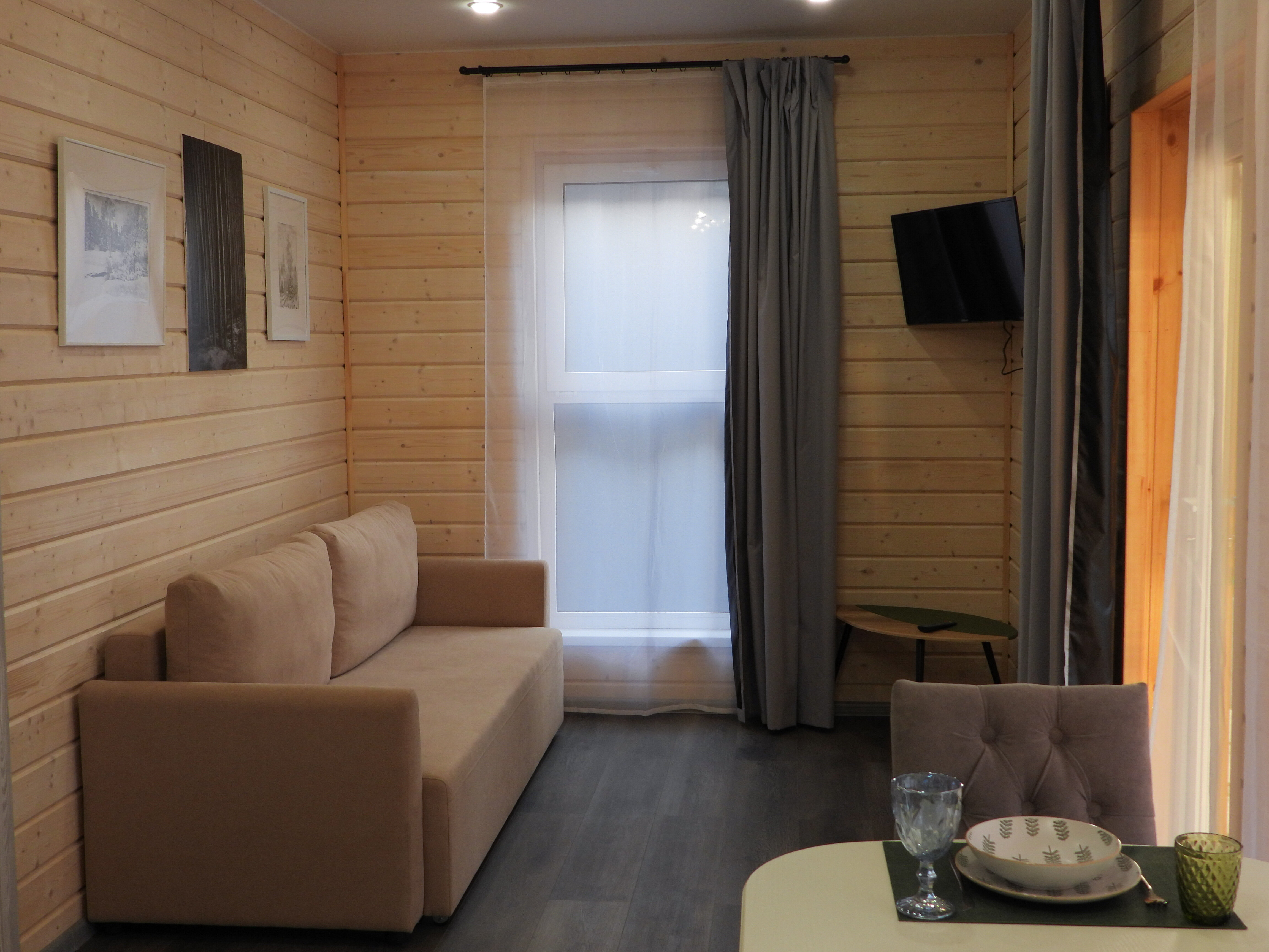 Домик у пруда