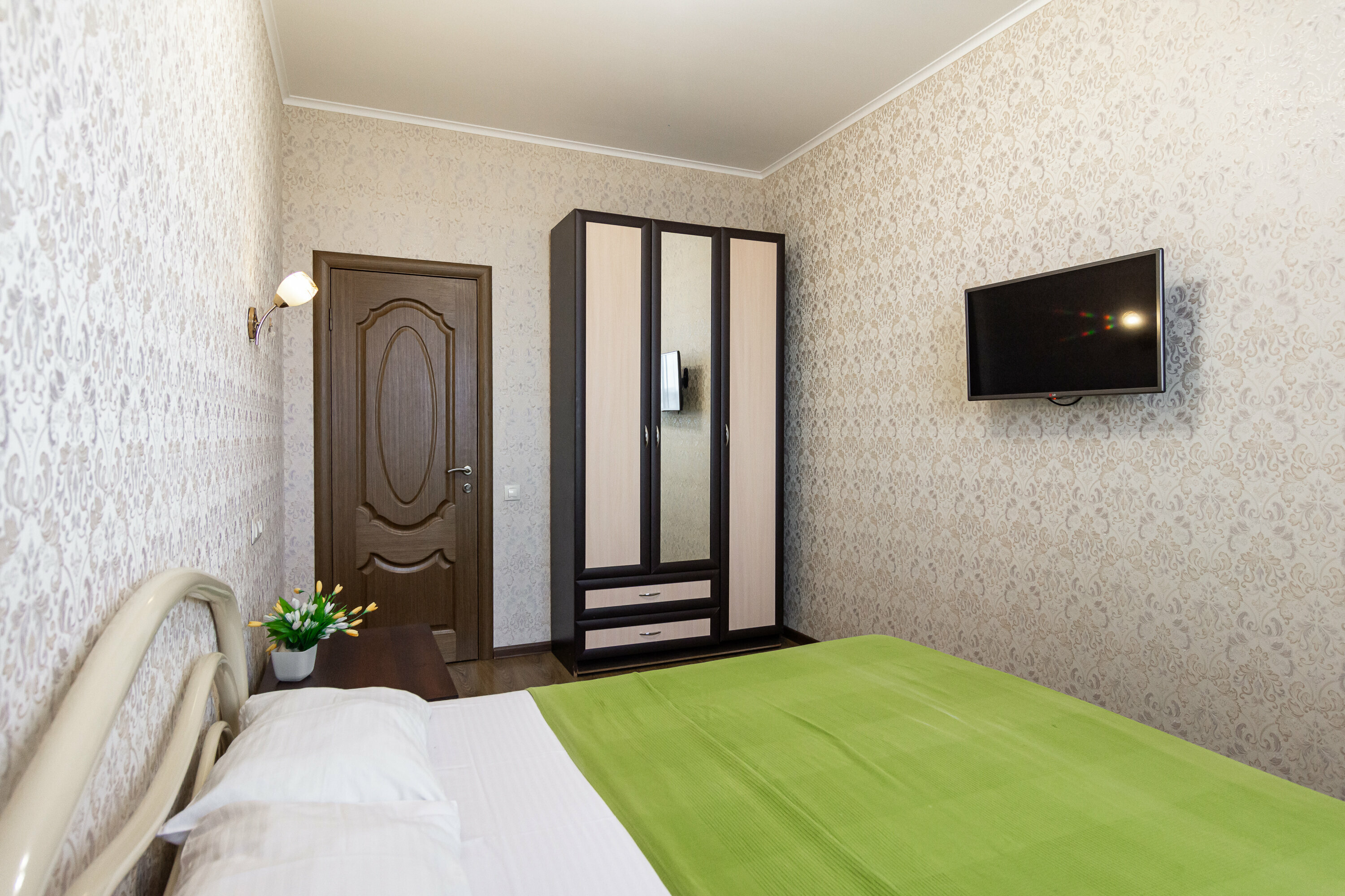 Двухместный номер эконом с видом на море и санузлом на 2 номера, на этаже.