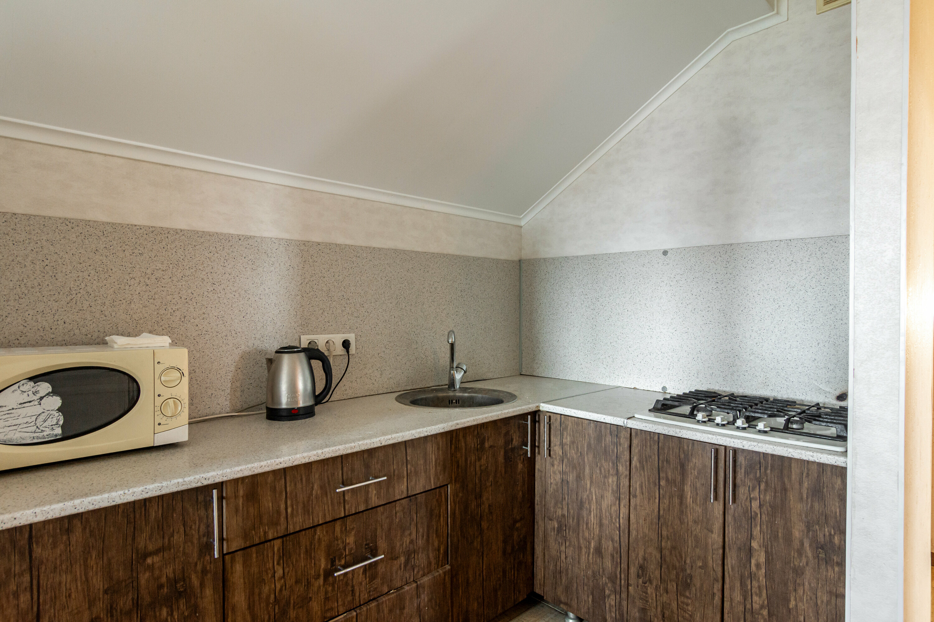 Двухместный номер эконом с видом на море и санузлом на 2 номера, на этаже.