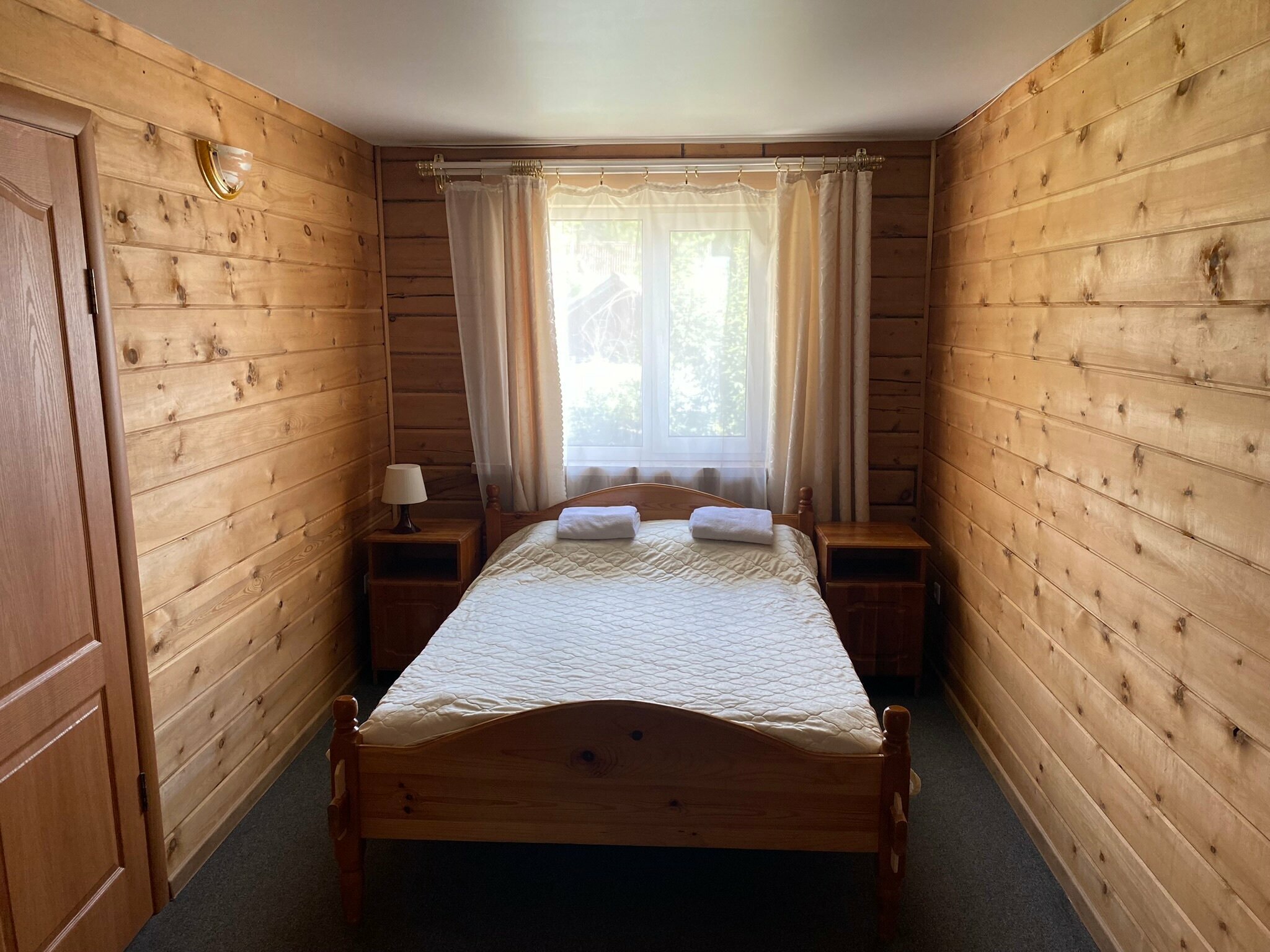 Двухкомнатный номер с балконом и видом на озеро