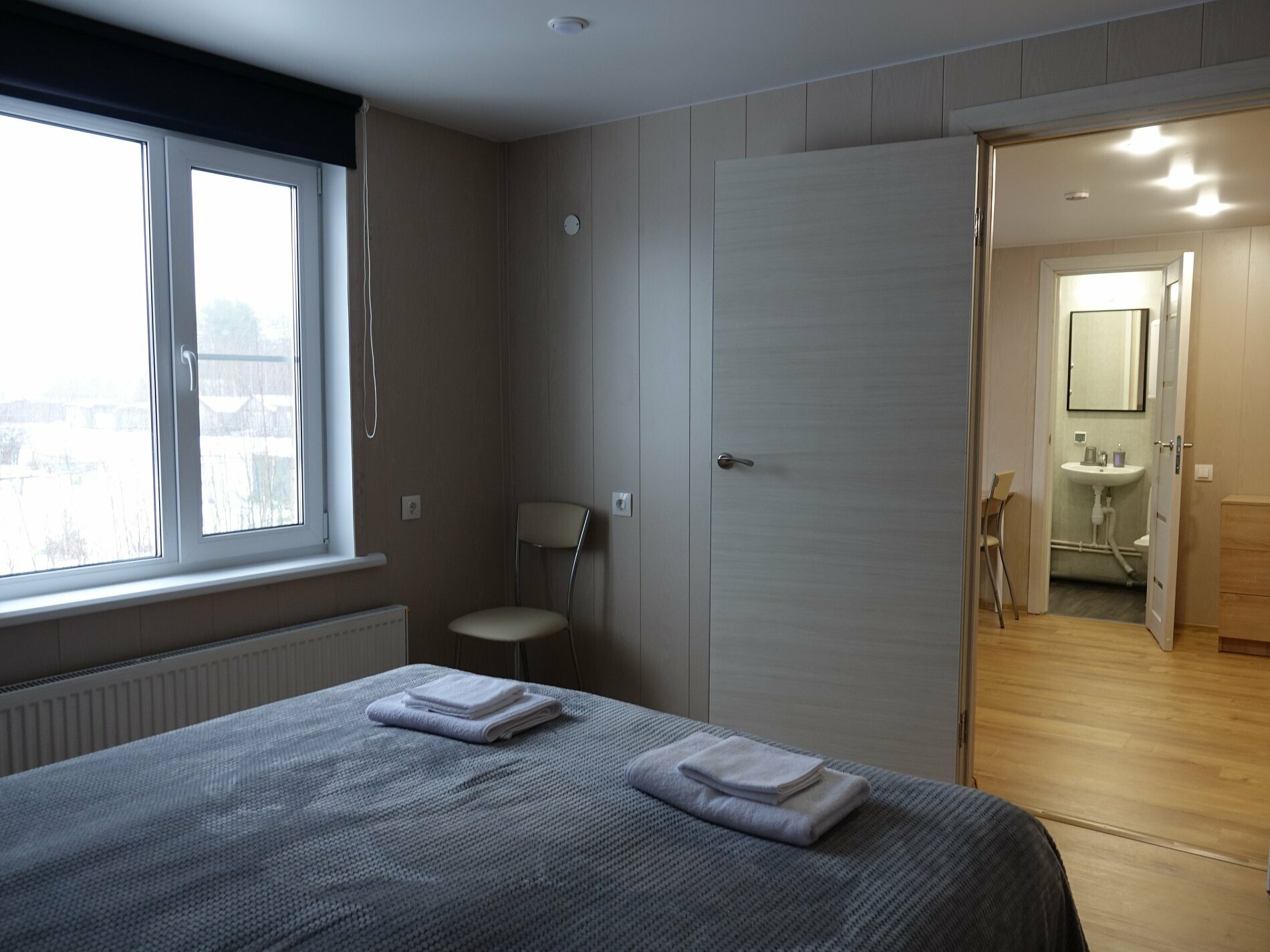 2х-комнатный номер с 1 двуспальной кроватью и 1 односпальной кроватью. Санузел (душ) 27