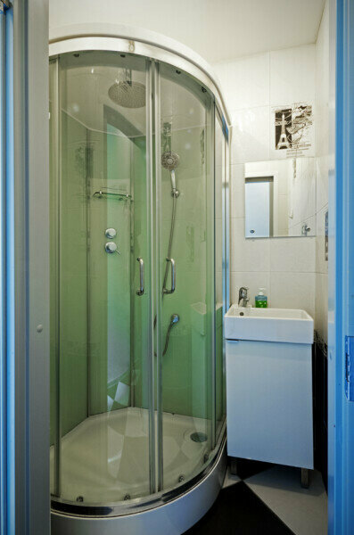 Двухместный номер с 2 отдельными кроватями и общей ванной комнатой