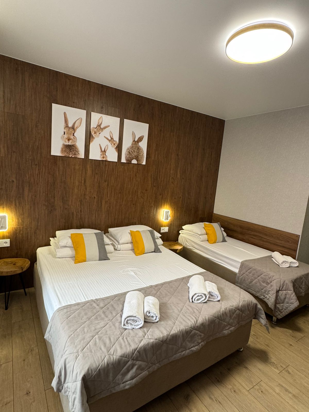 (№39) 3-х местный с балконом, двуспальная и  односпальная кровати , третий этаж