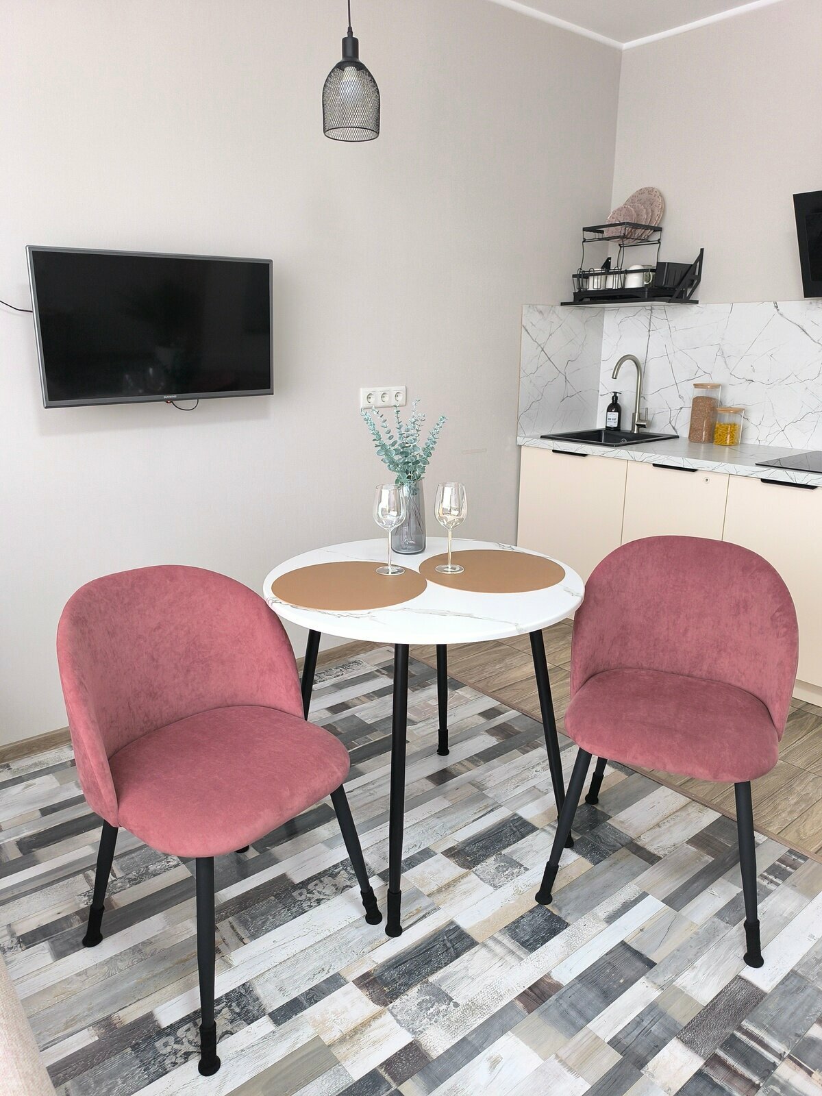 Номер студия с кроватью размера "king-size" и диван кроватью