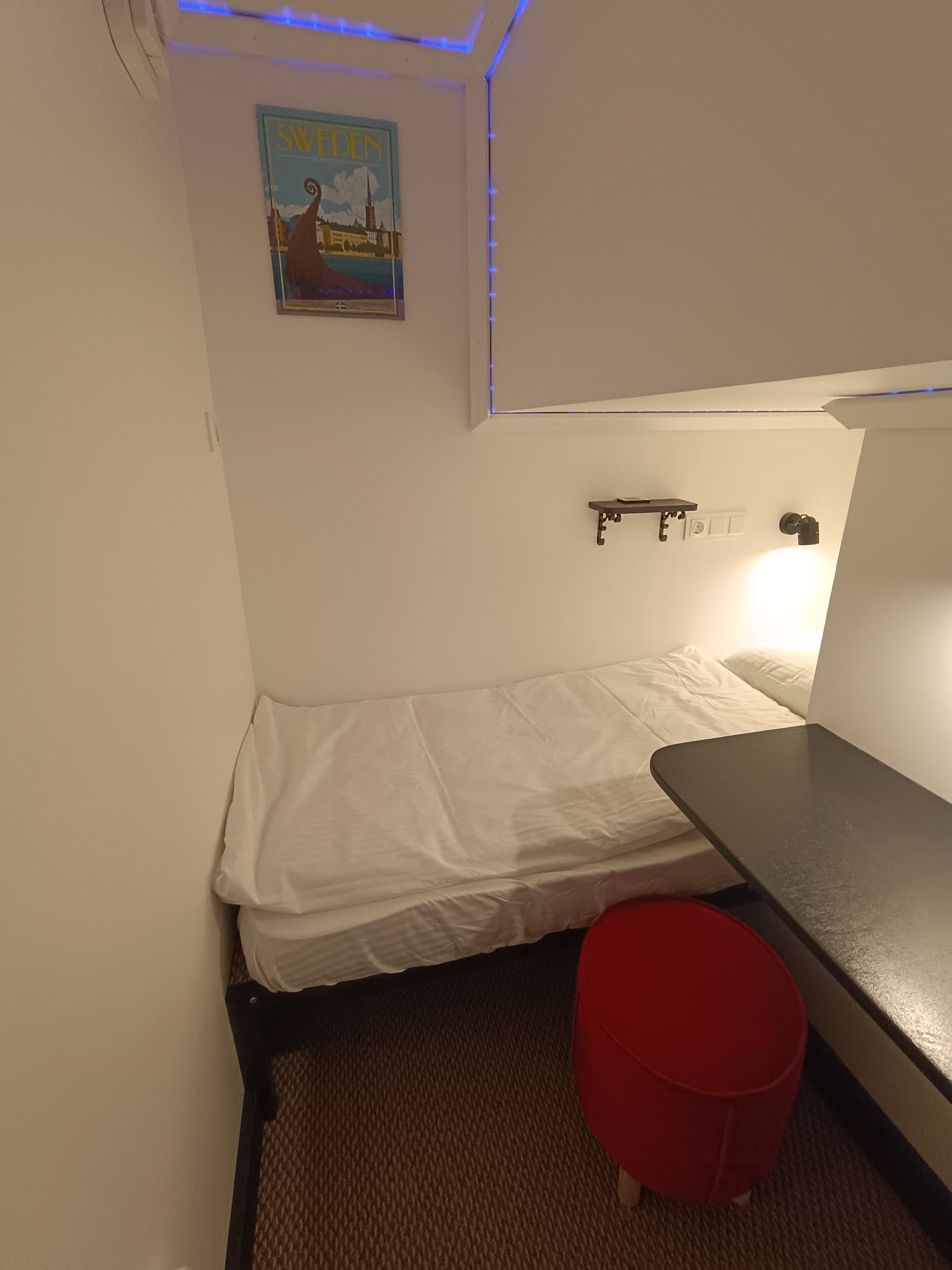 Улучшенный одноместный микро Лофт нижний без окна