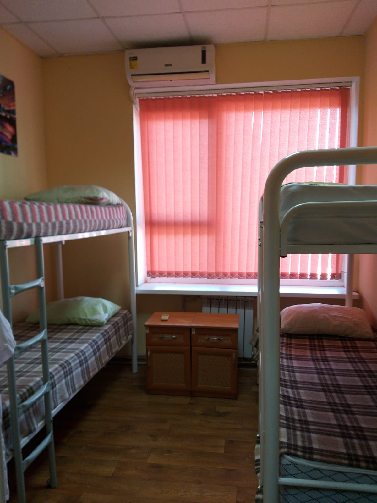 Спальное место на двухъярусной кровати в общем номере для мужчин