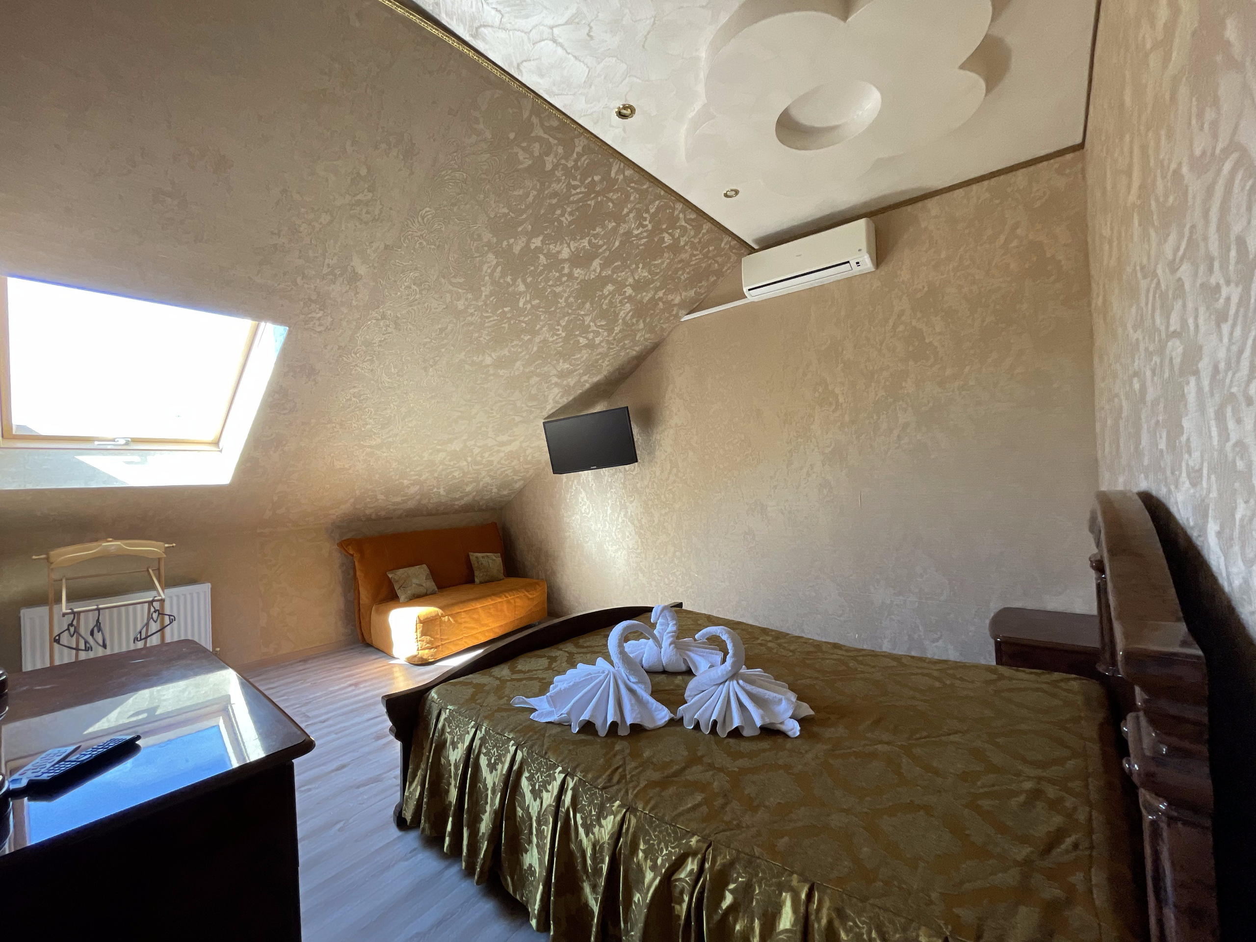 Четырехместная комната на мансарде, 4 этаж