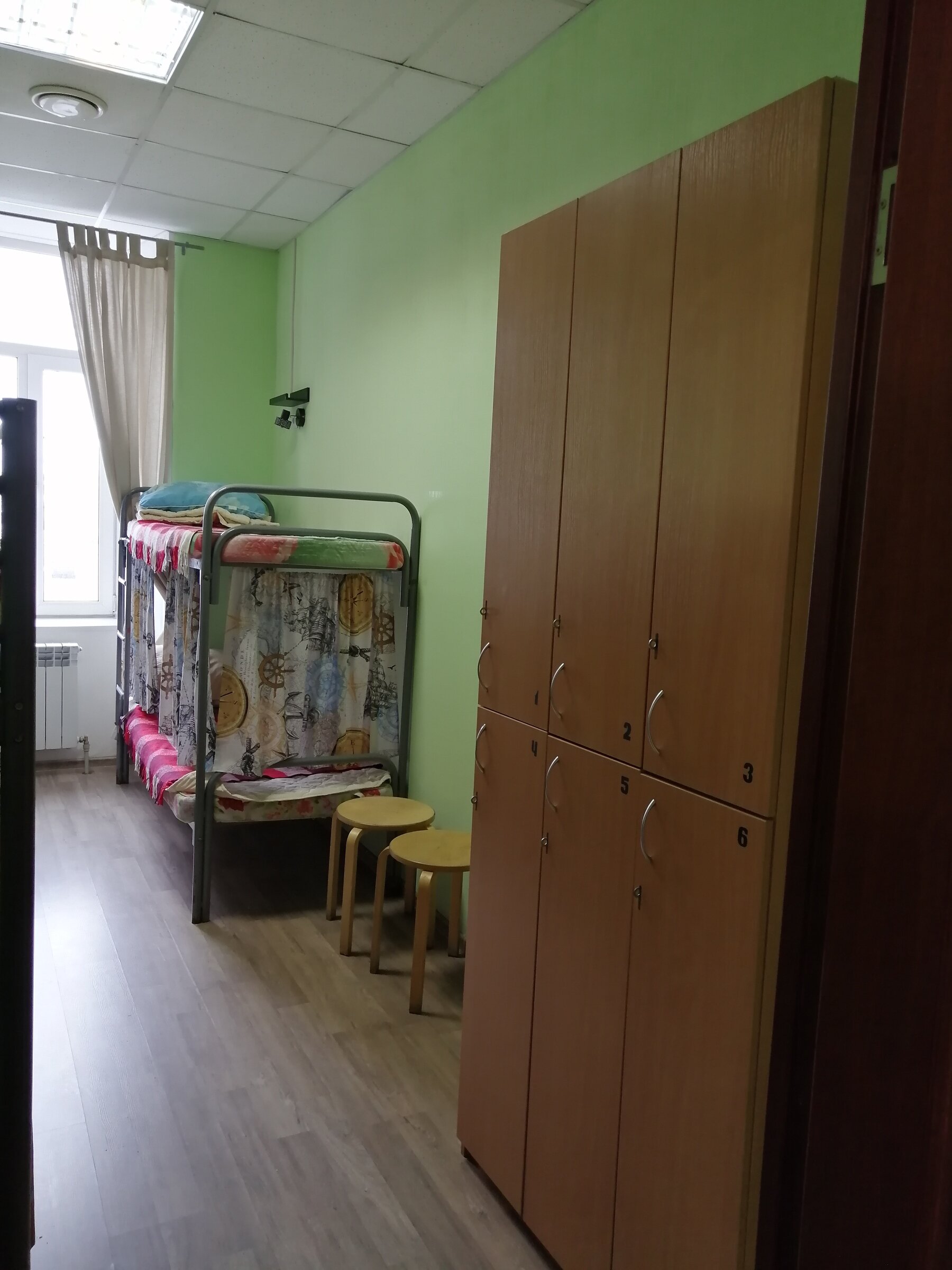 Спальное место на двухъярусной кровати в общем номере для женщин