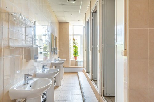 Кровать в общем 6-местном номере для мужчин и женщин