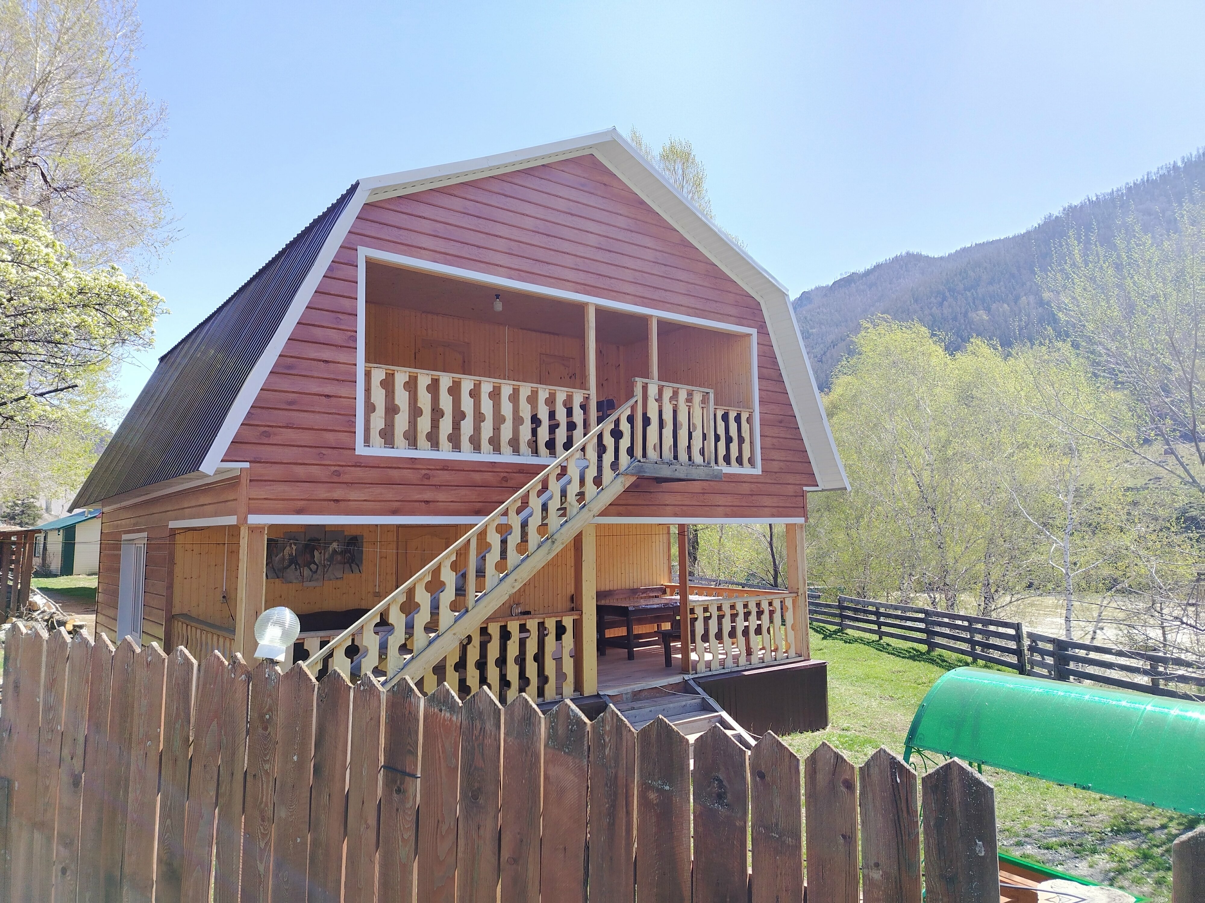 Коттедж с балконом