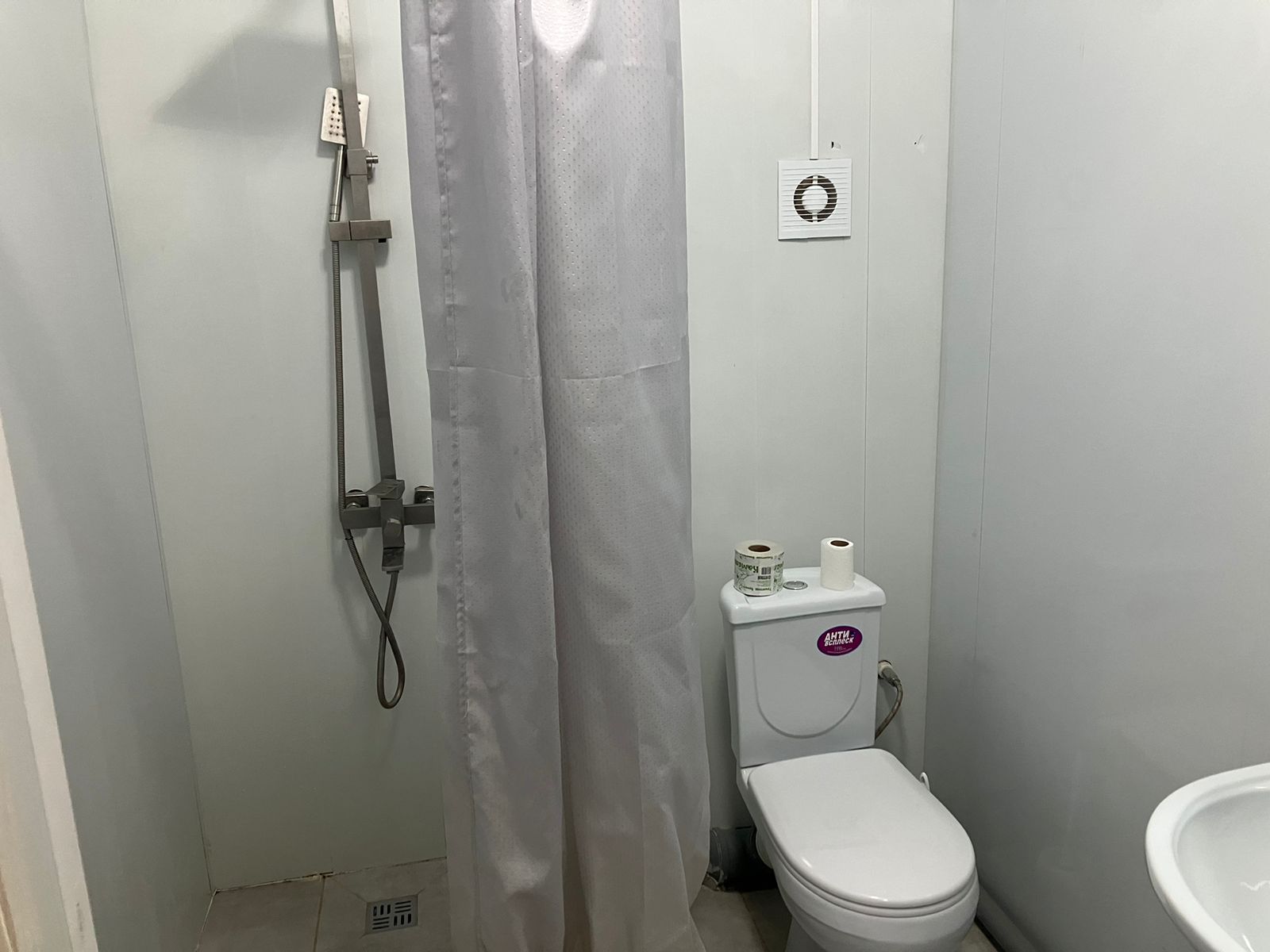 Двухместный номер с 2 отдельными кроватями и общей ванной комнатой