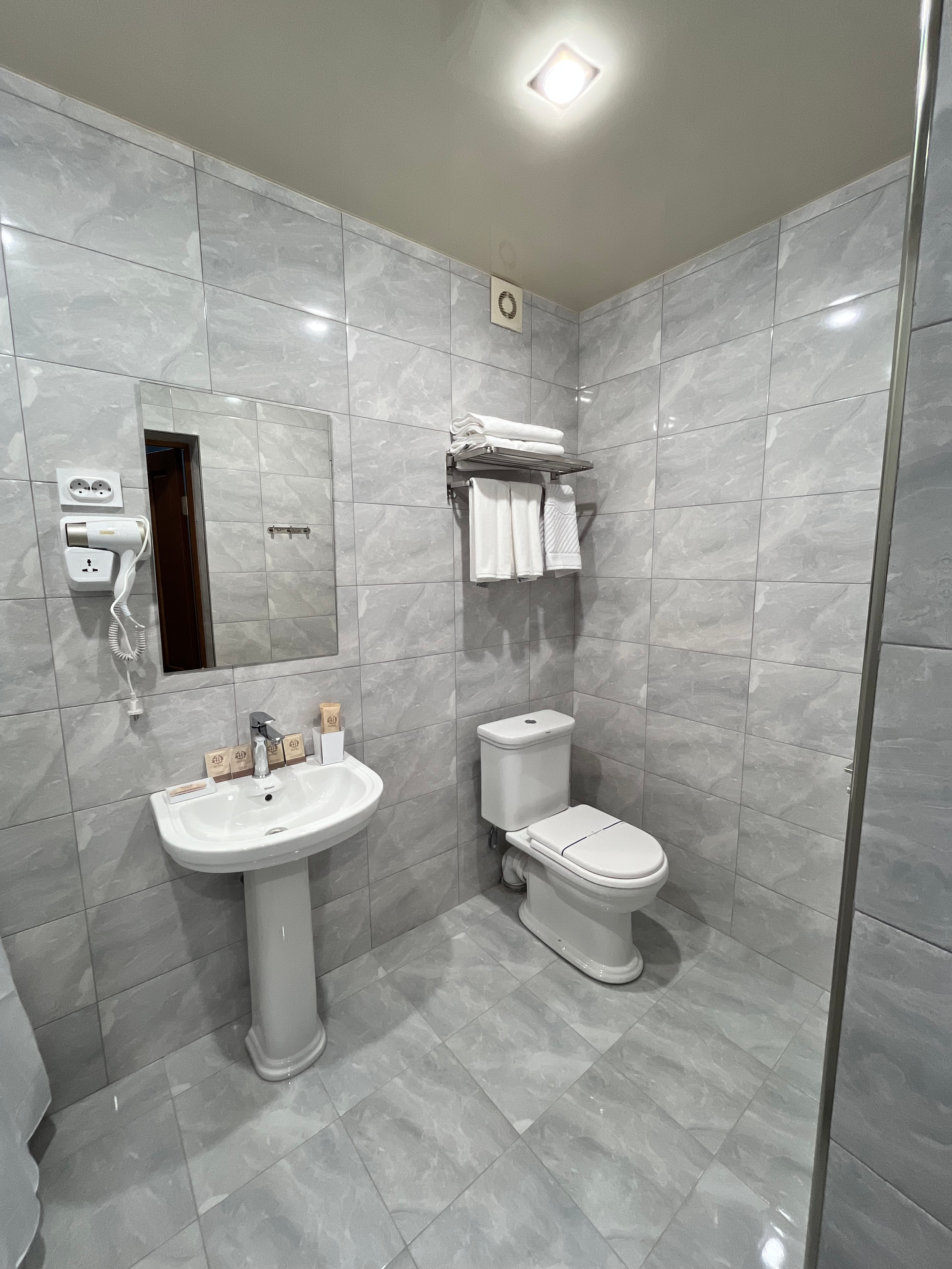 Семейный номер с общей ванной комнатой