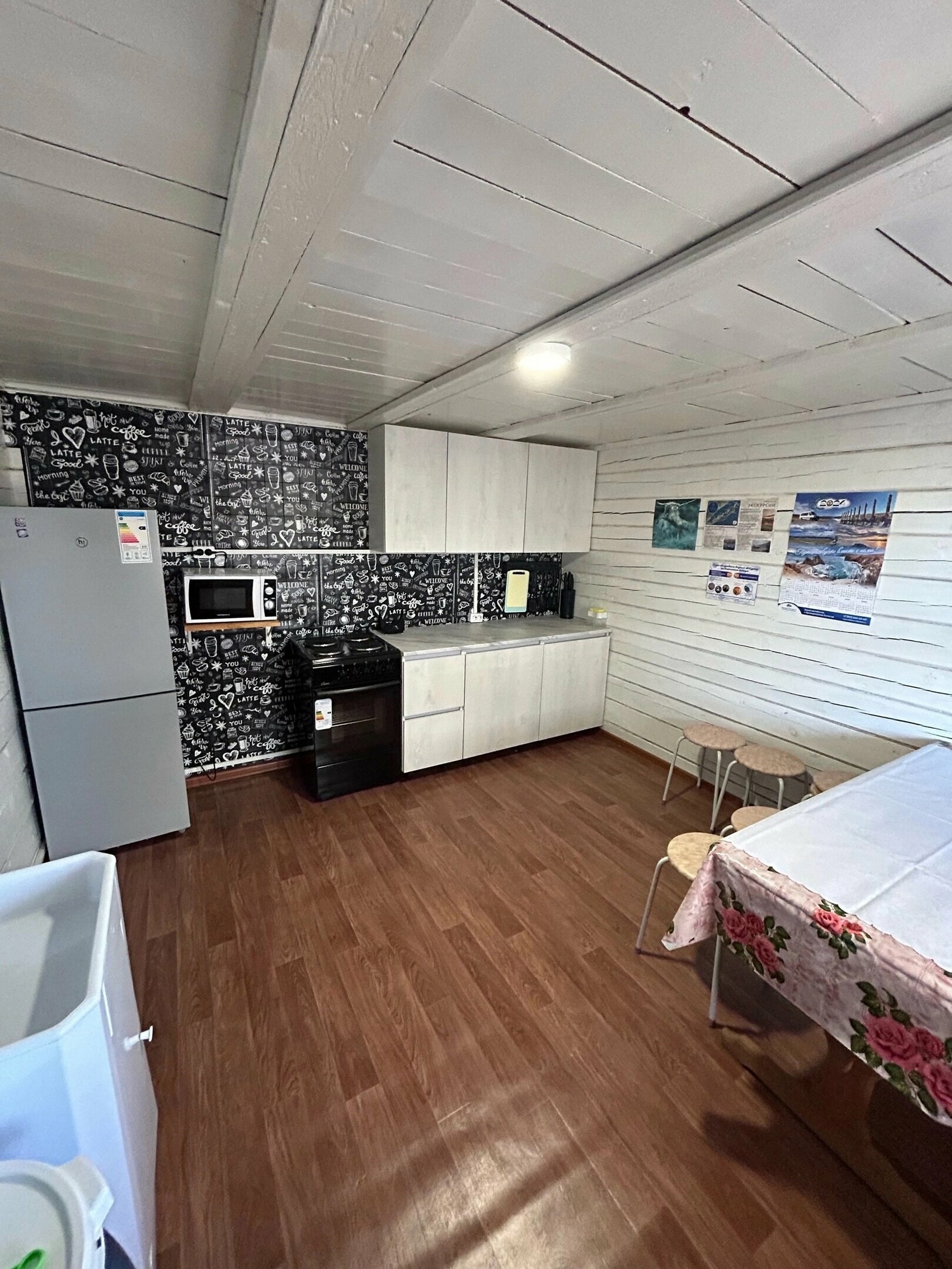 Пятиместный номер--полублаг (общий благоустроенный санузел и кухня на территории)