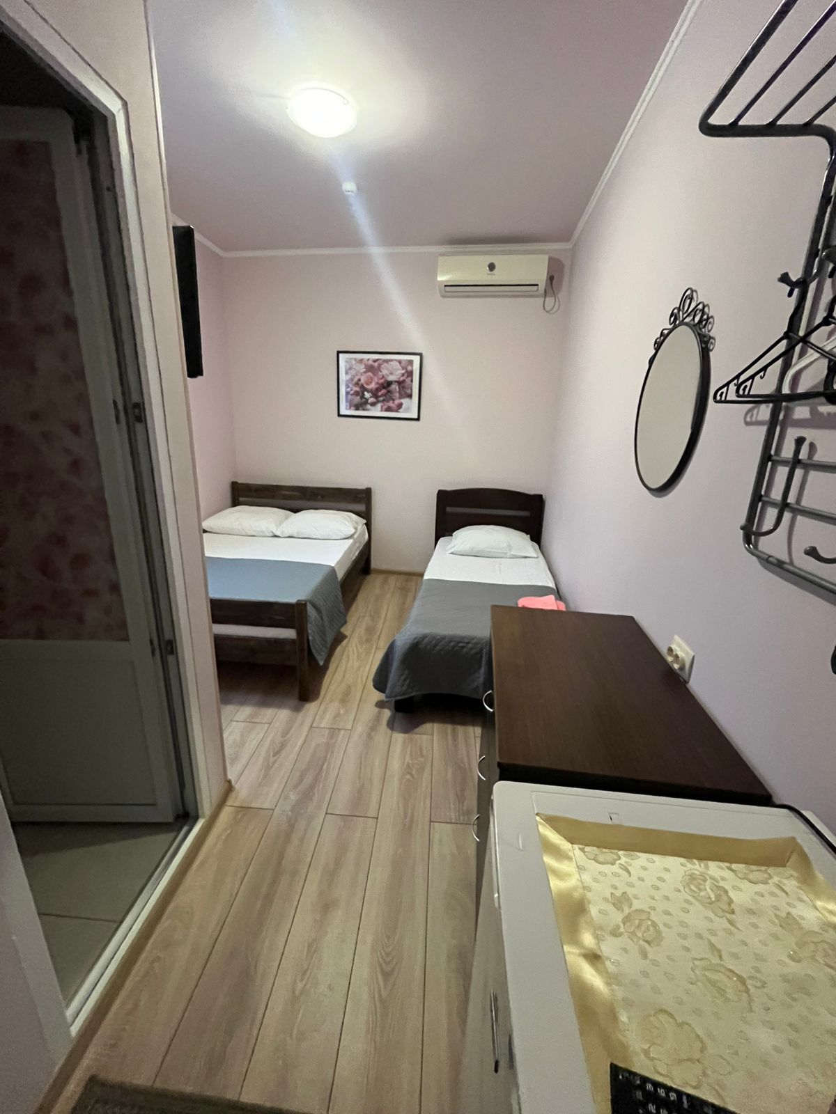 Трехместный номер с общей ванной комнатой