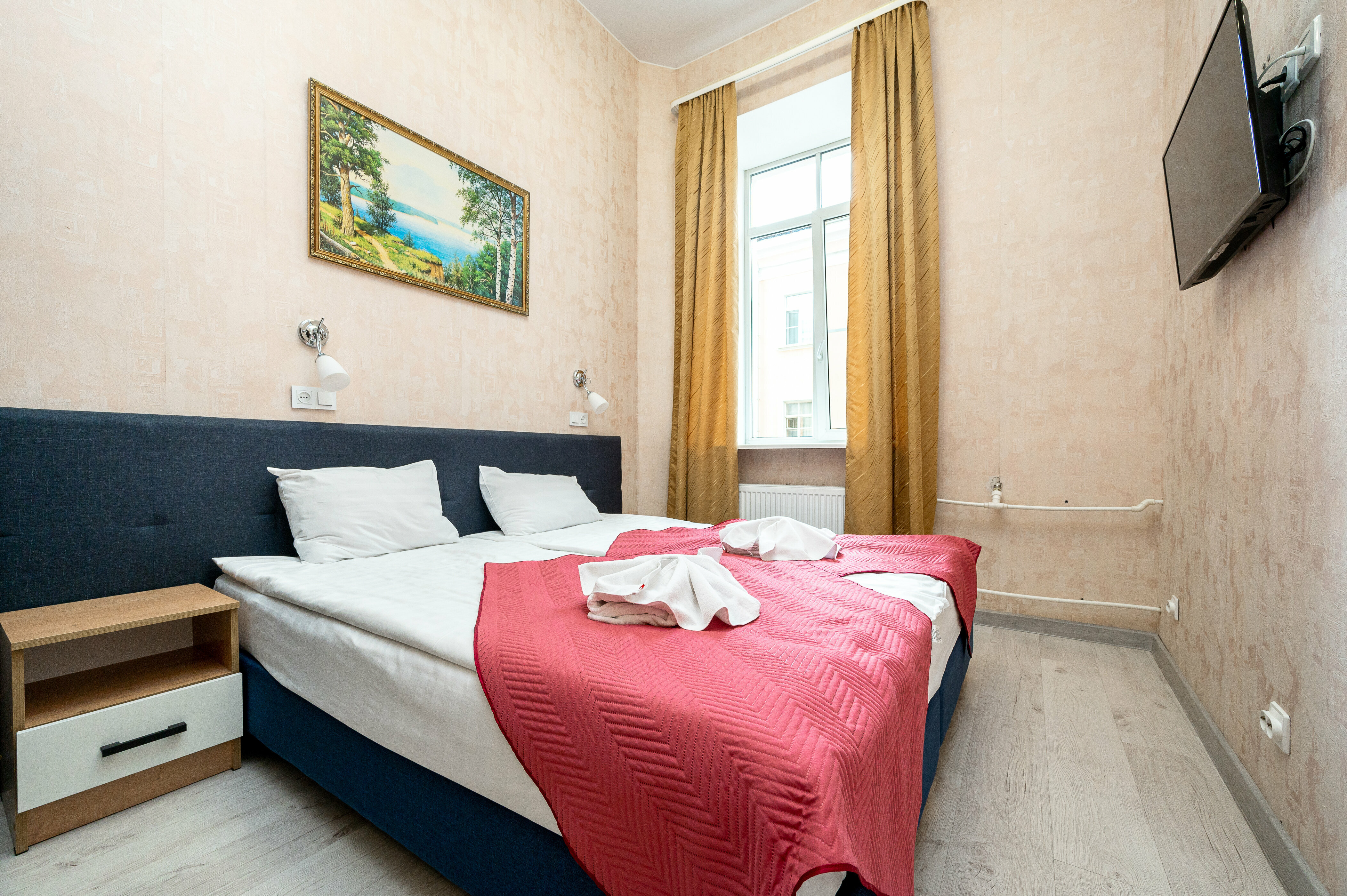 Стандартный двухместный номер с одной большой или двумя односпальными кроватями