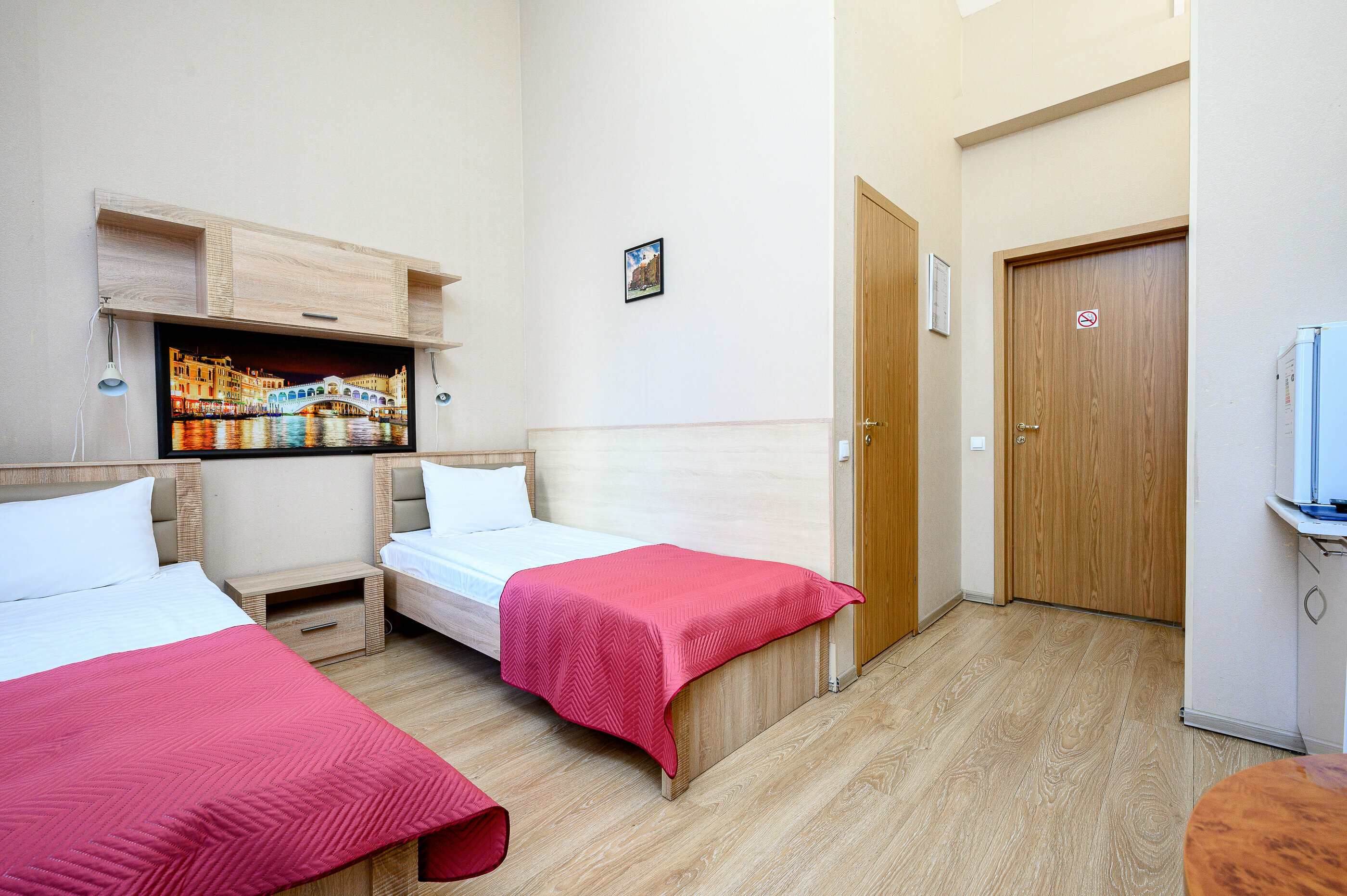 Стандартный улучшенный двухместный номер с одной большой или двумя односпальными кроватями