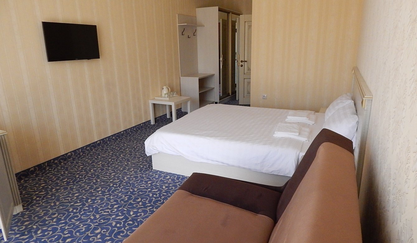 Трехместный номер с балконом