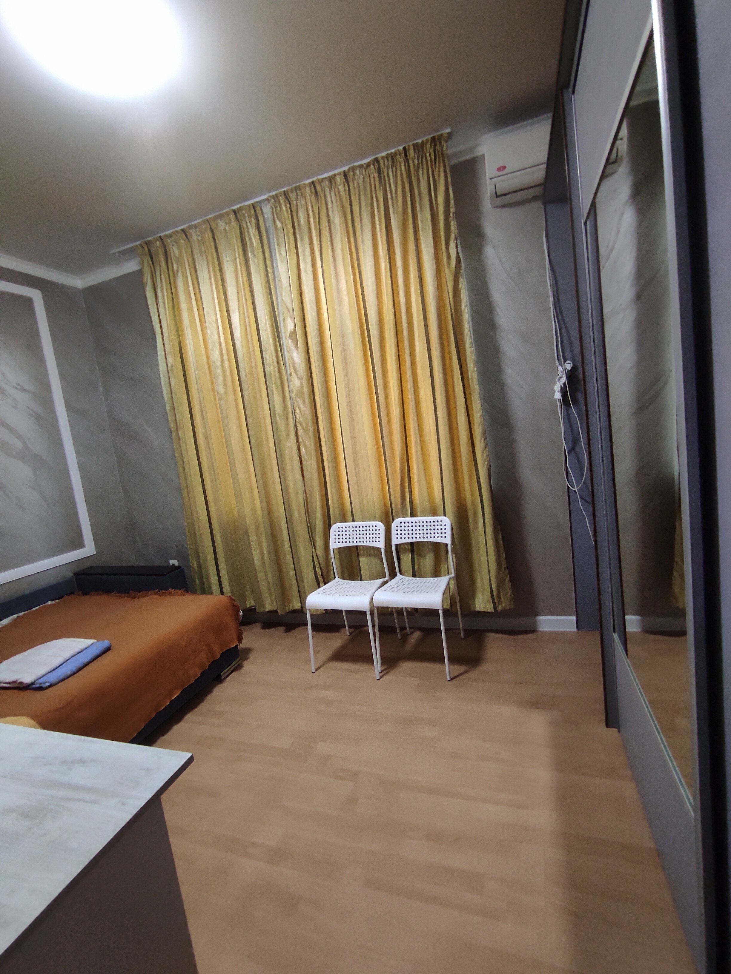 Стандартный двухместный номер с диваном и общей ванной комнатой