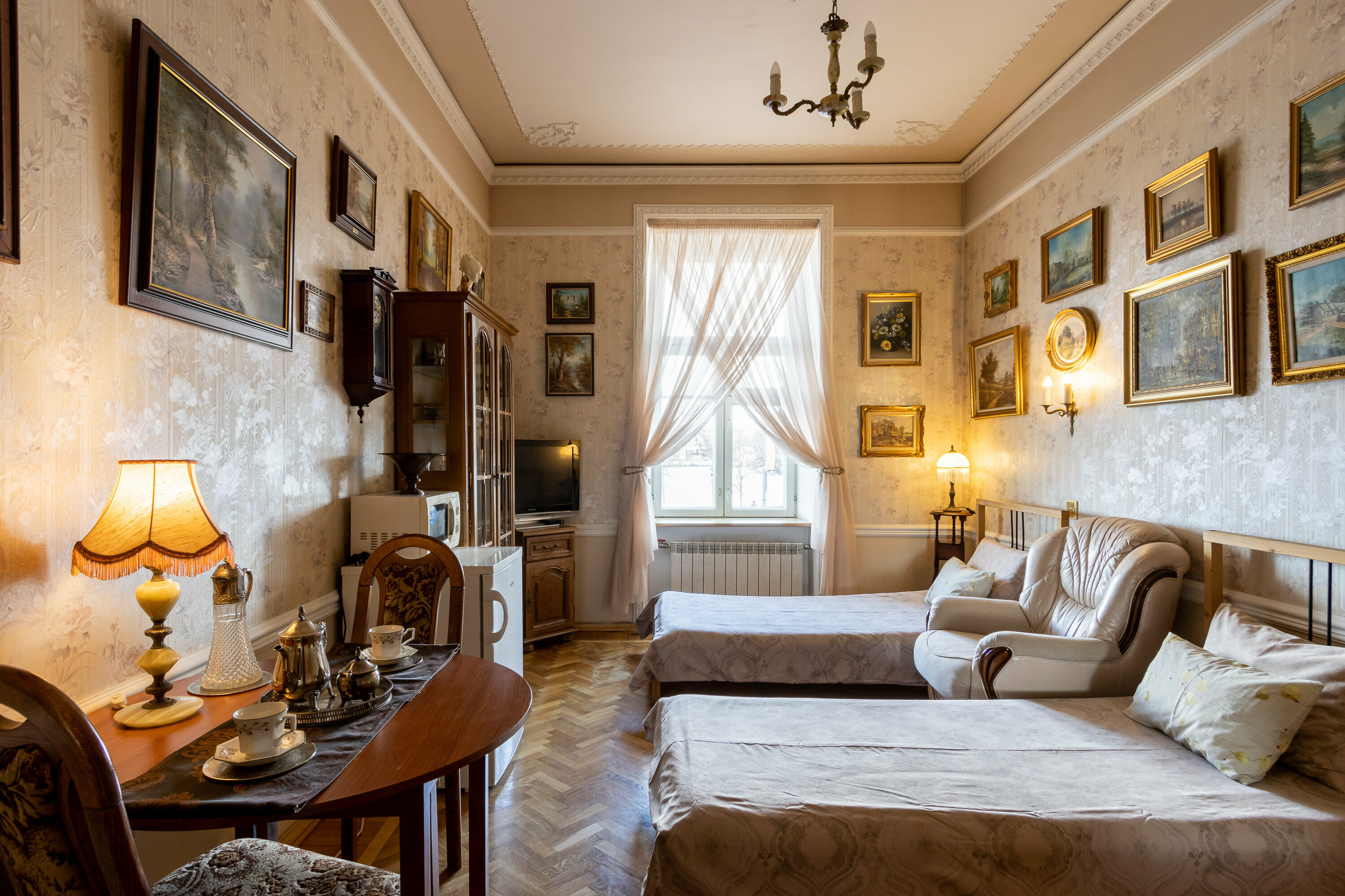 Двухместные апартаменты "Окно в Петербург" (душ и санузел общий на две комнаты)