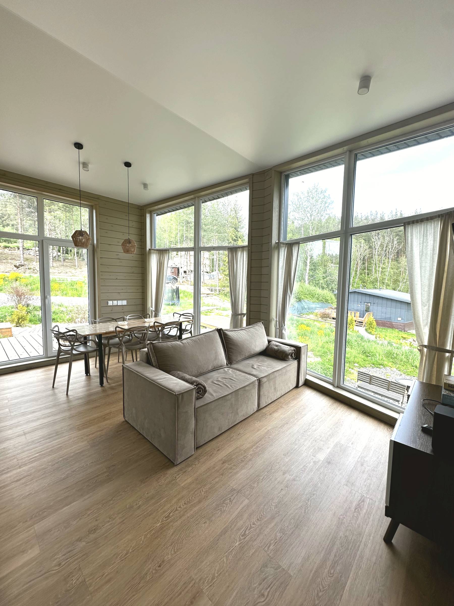 Коттедж на возвышенности с купелью