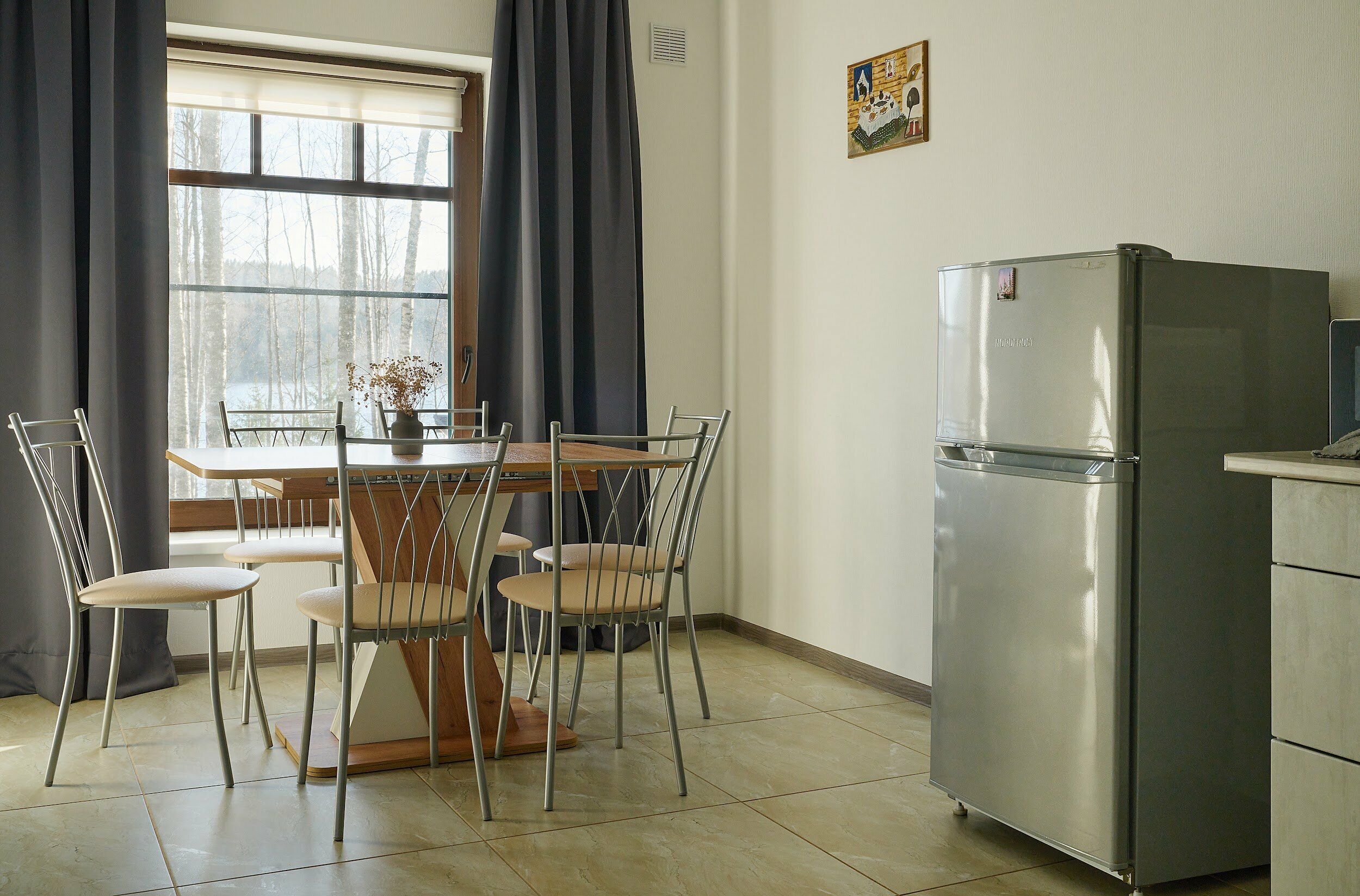 Четырехместный коттедж на берегу залива с двумя диванами и большой кроватью