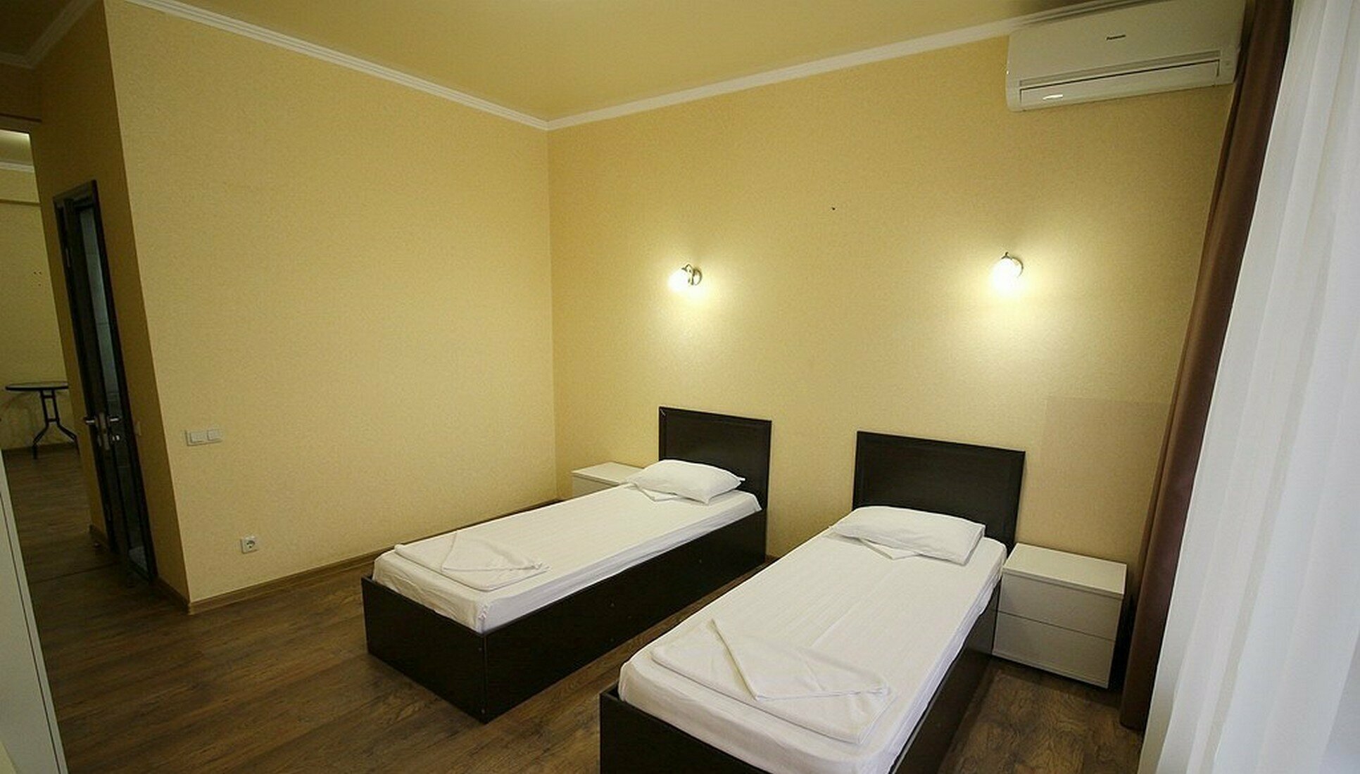 2 корпус, стандарт трёхместный, 1 двуспальная кровать и 1 односпальная, видом во двор