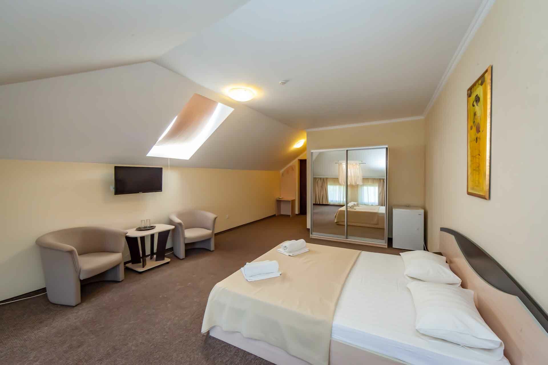 Трехместный номер с окном