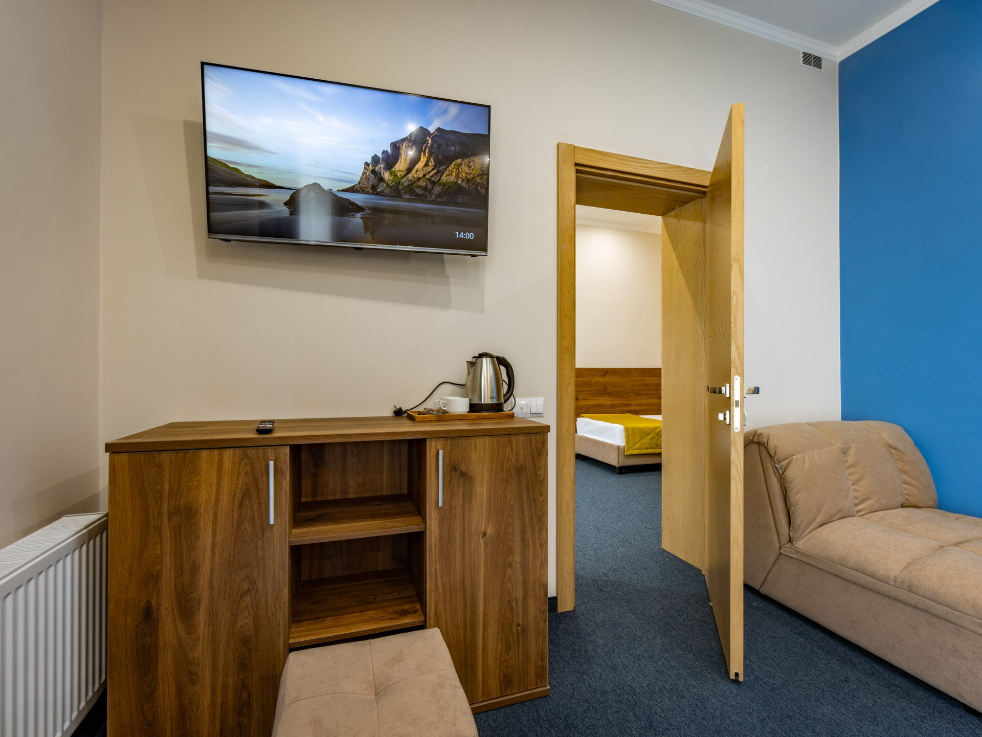 Семейный люкс двухкомнатный с видом на бассейн с балконом