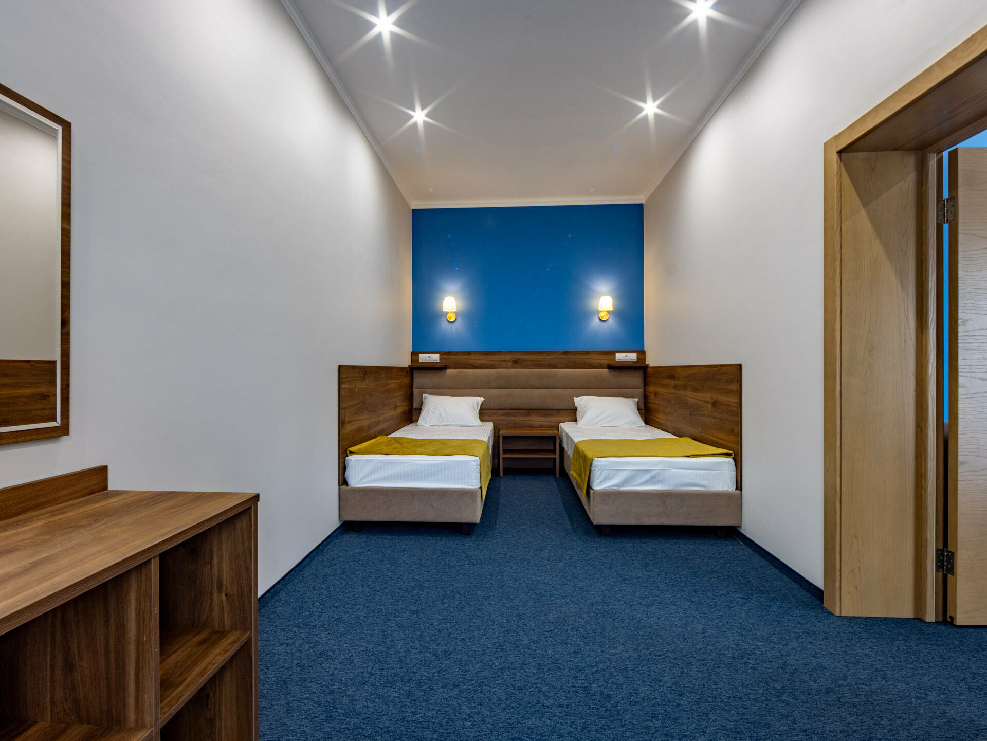 Семейный люкс двухкомнатный с видом на бассейн с балконом