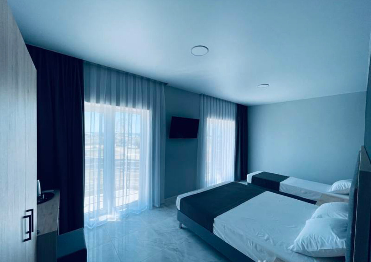 Улучшенный трехместный номер с видом на море