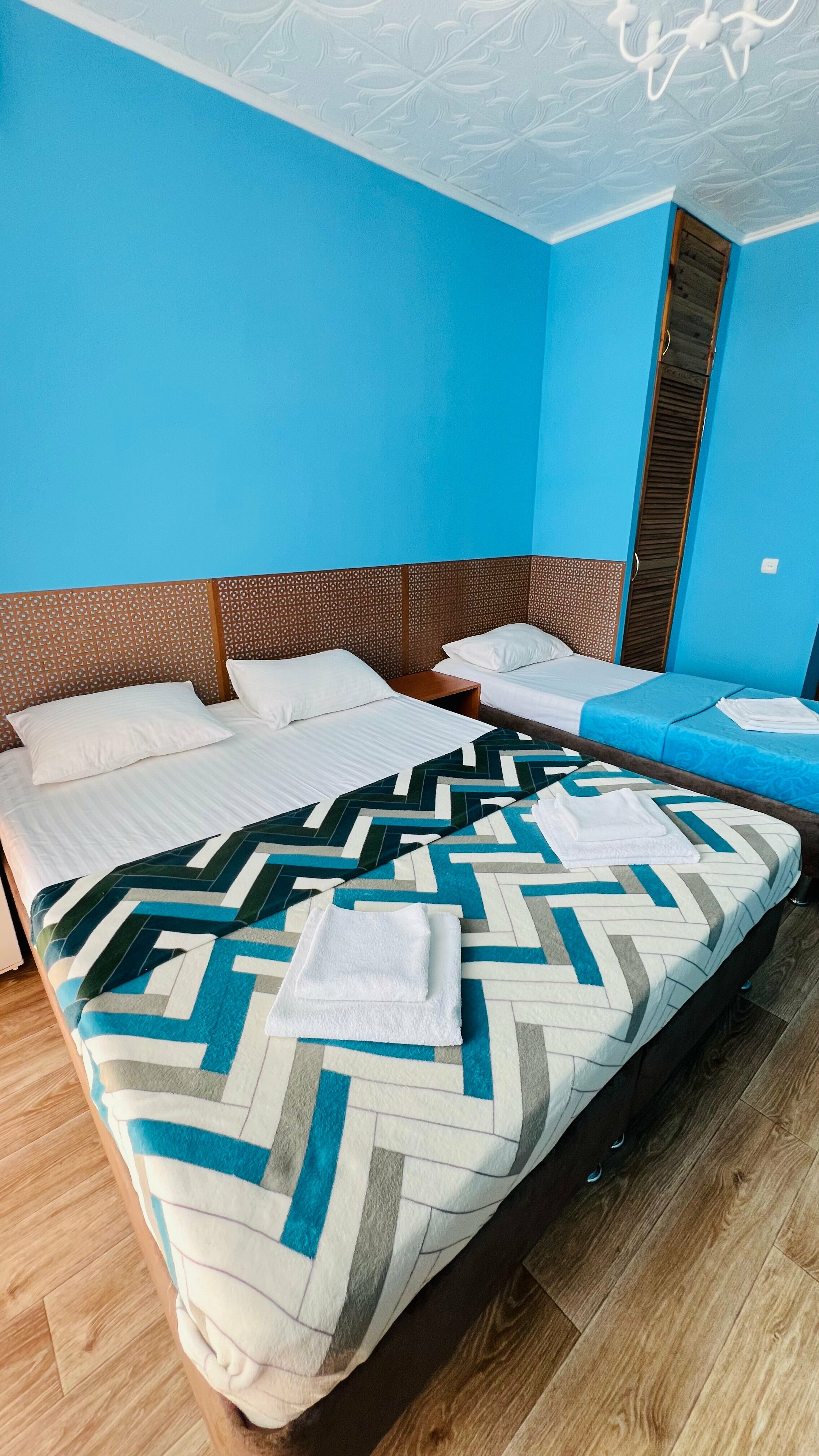 Трехместный номер с балконом на бассейн №2