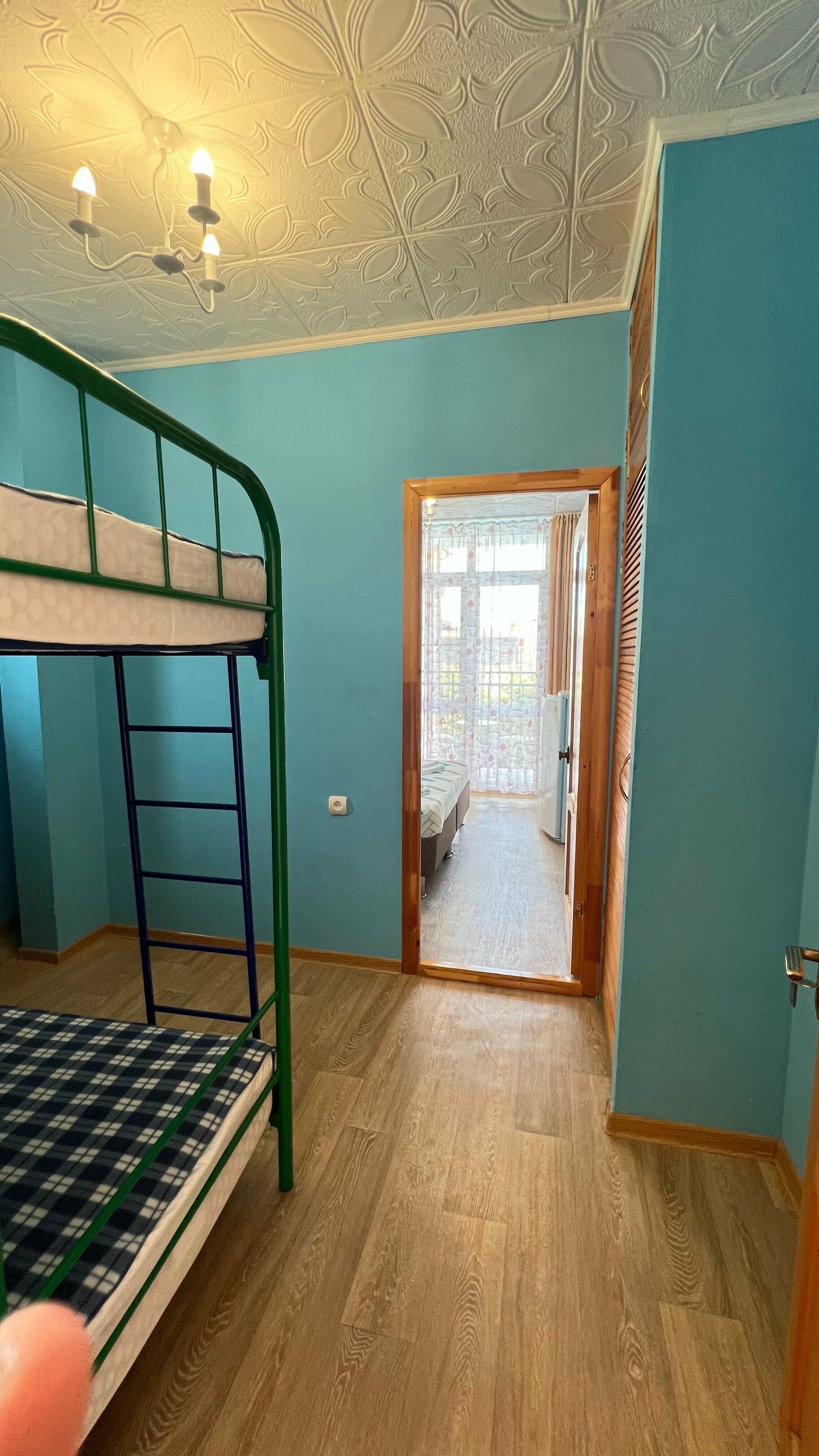 Четырехместный двухкомнатный номер с балконом на бассейн №1