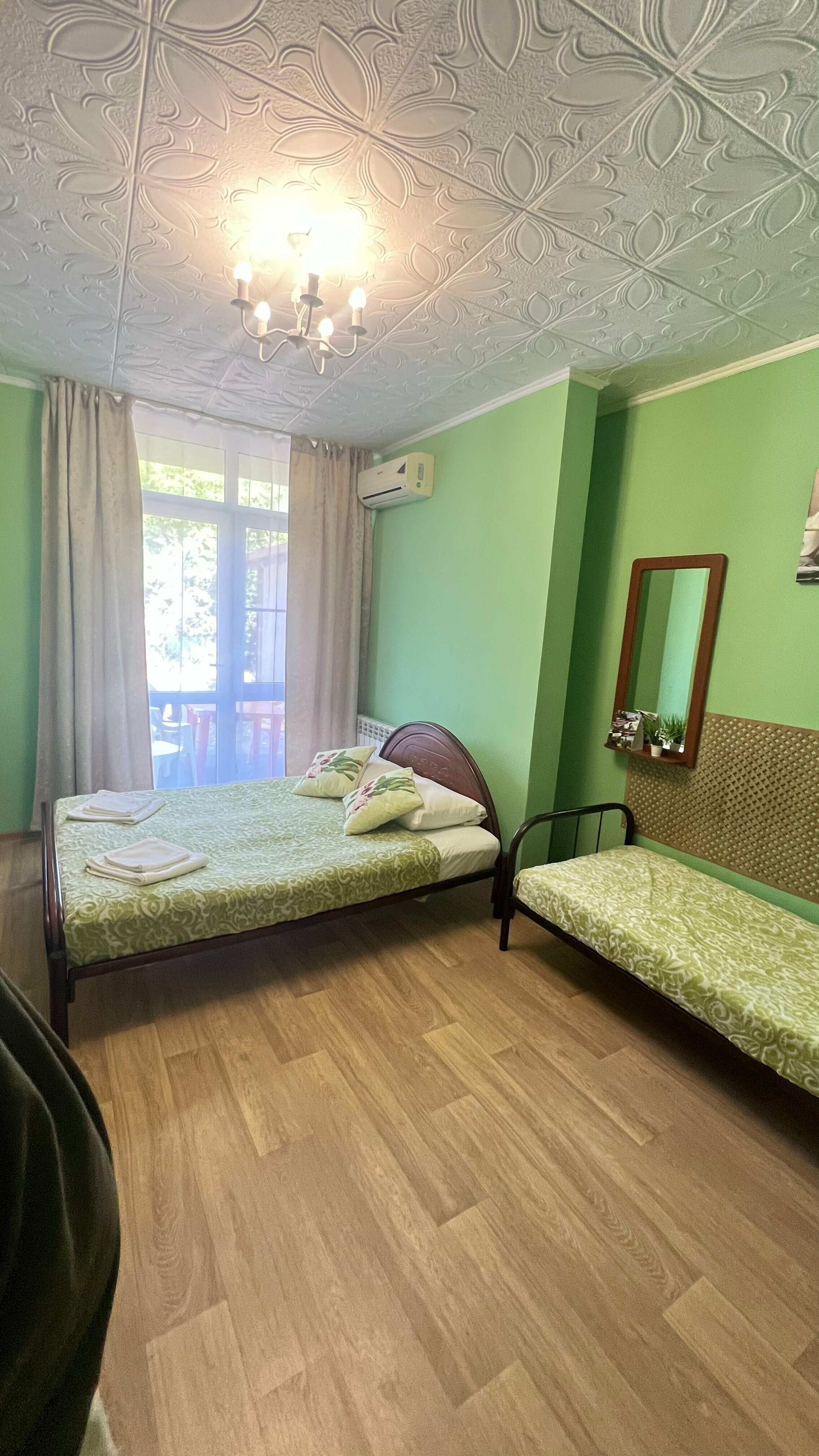Четырехместный однокомнатный номер с видом на сад №4