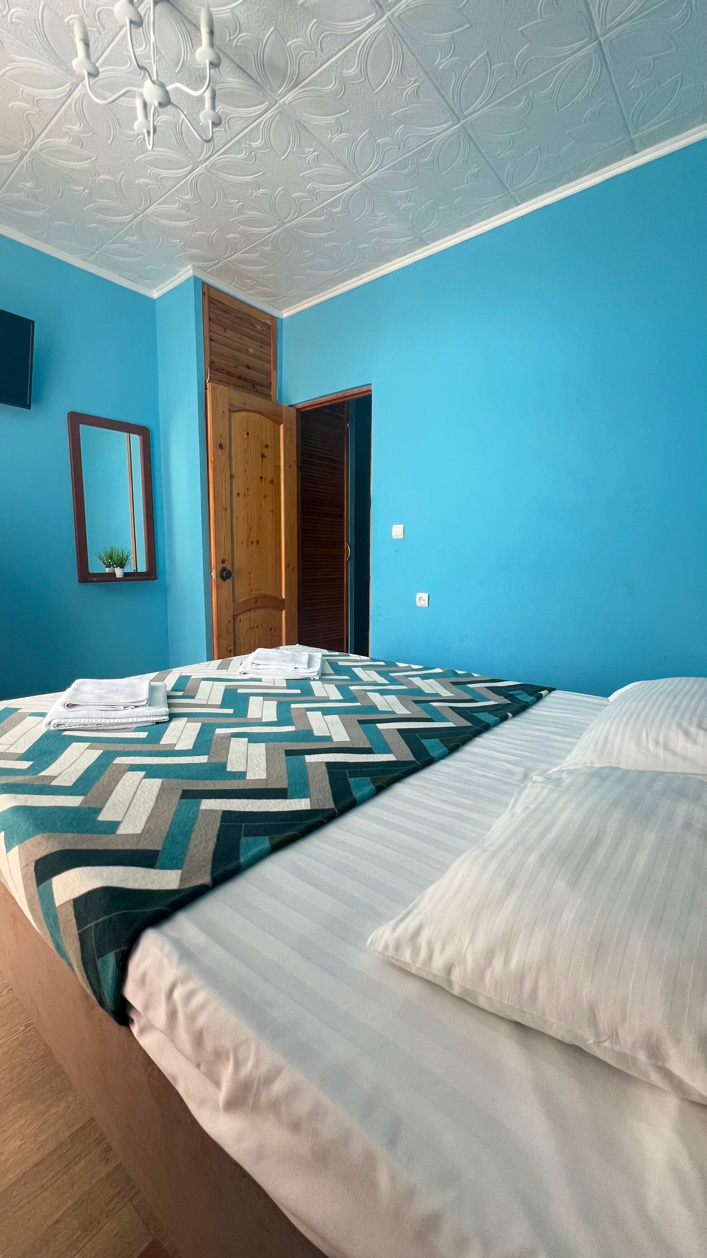 Четырехместный двухкомнатный номер с балконом на бассейн №1