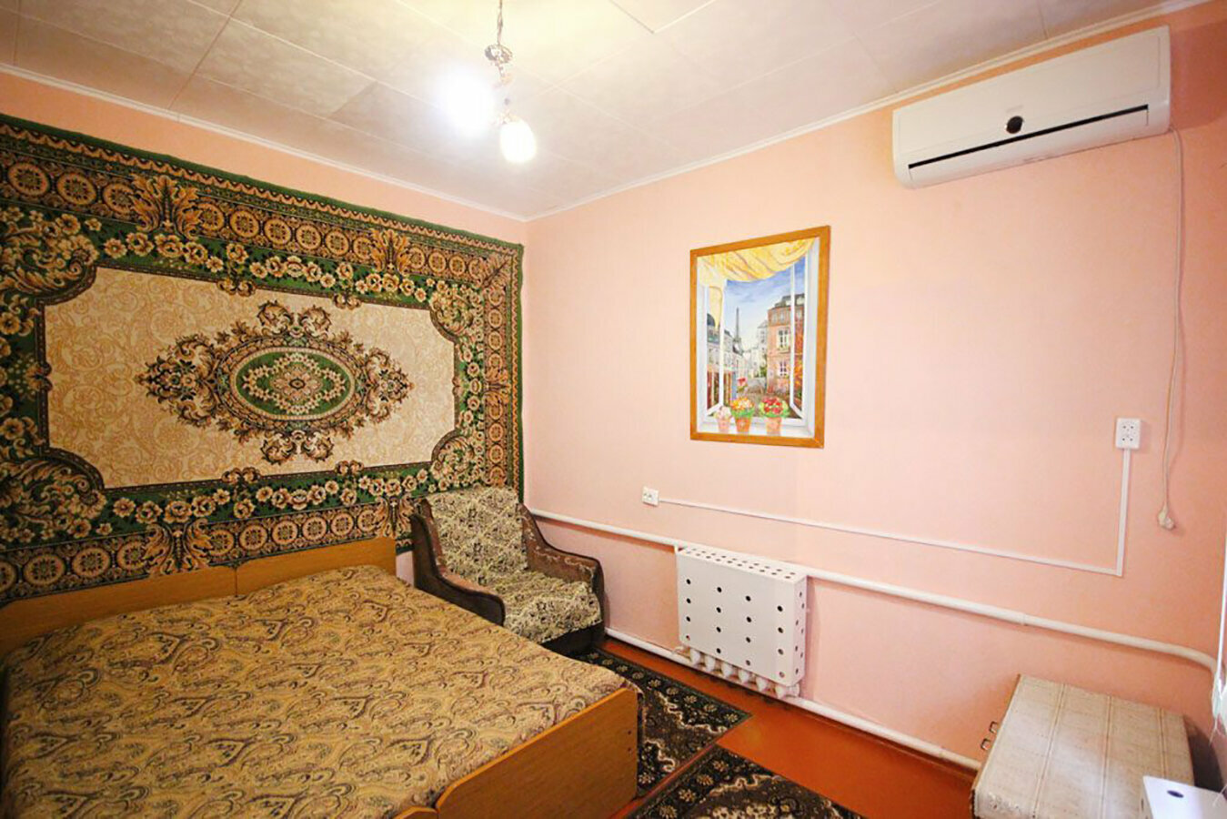 Двухкомнатный семейный номер, половина дома