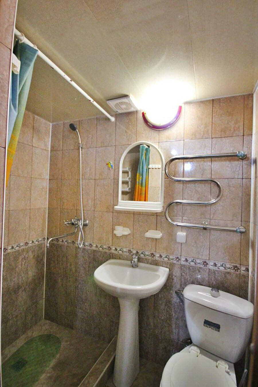 Двухкомнатный семейный номер, половина дома