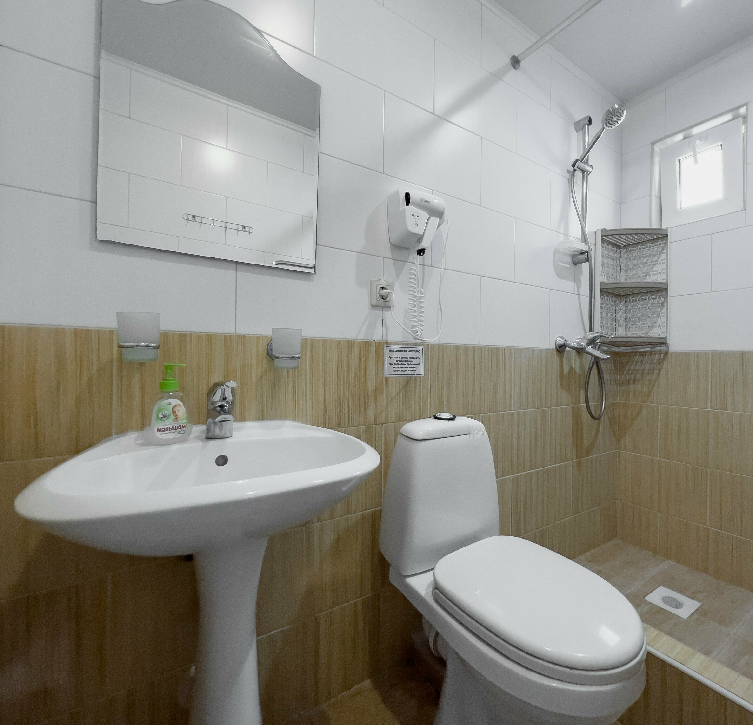 Бюджетный номер на 4 этаже с общей ванной комнатой