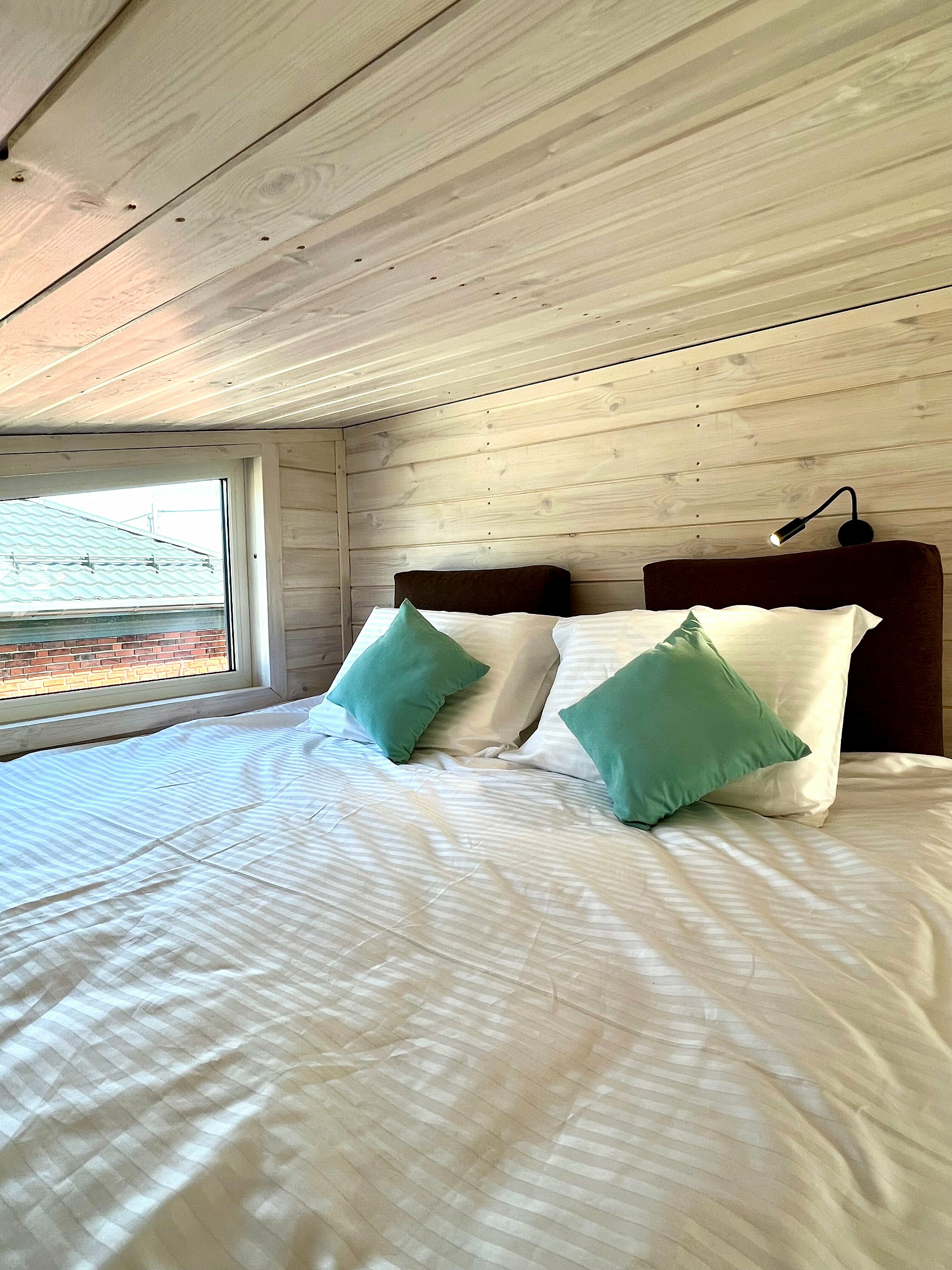 Дом с высокими потолками и антресолью