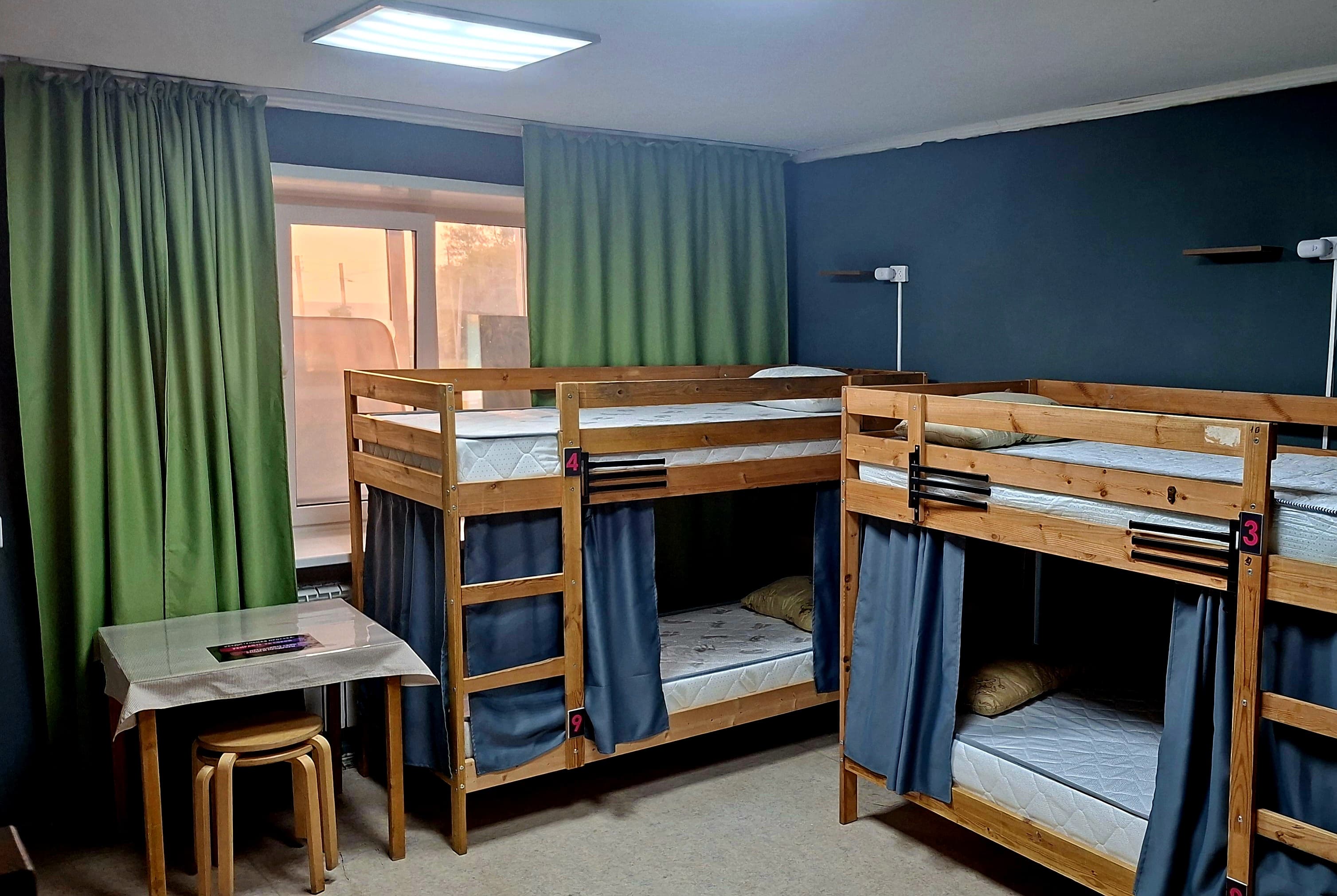 Кровать в общем номере для мужчин и женщин с 10 кроватями