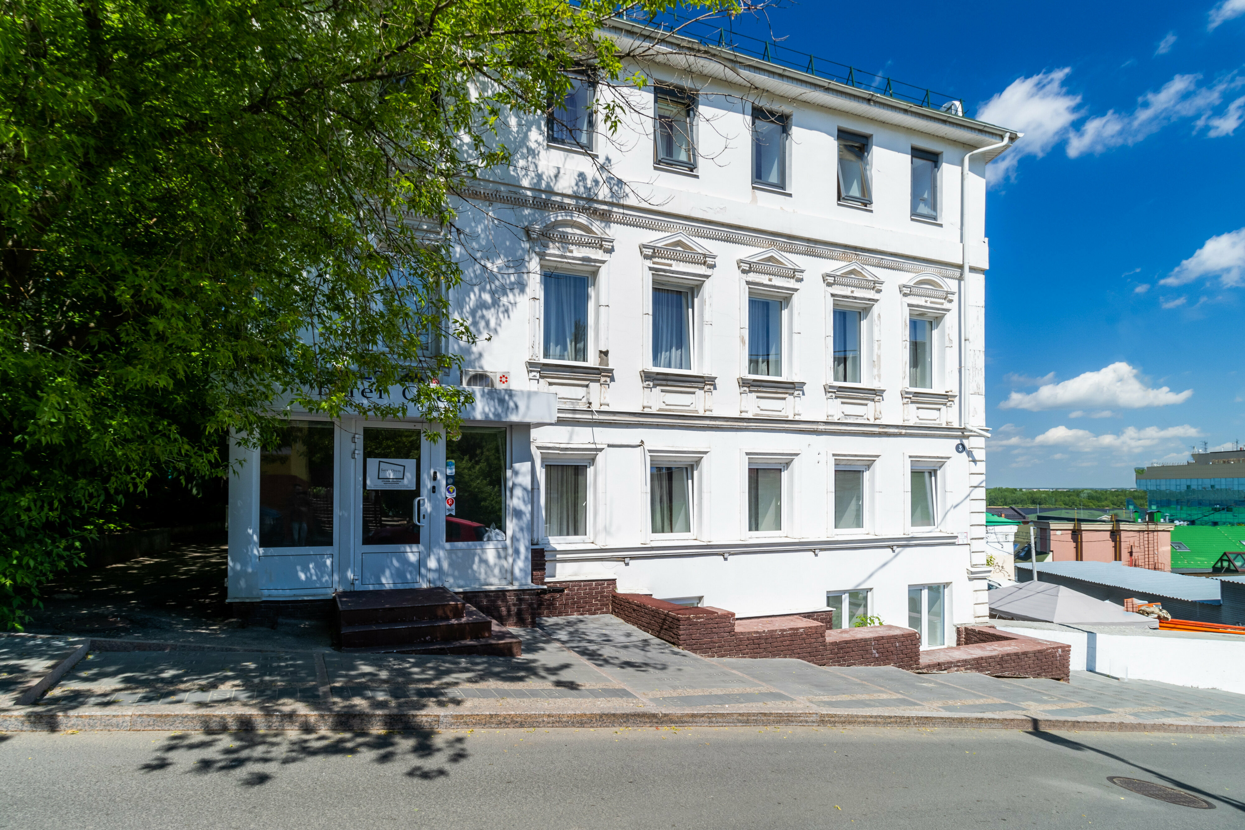 Эконом с двуспальной кроватью с ванной комнатой на этаже(цокольный этаж)