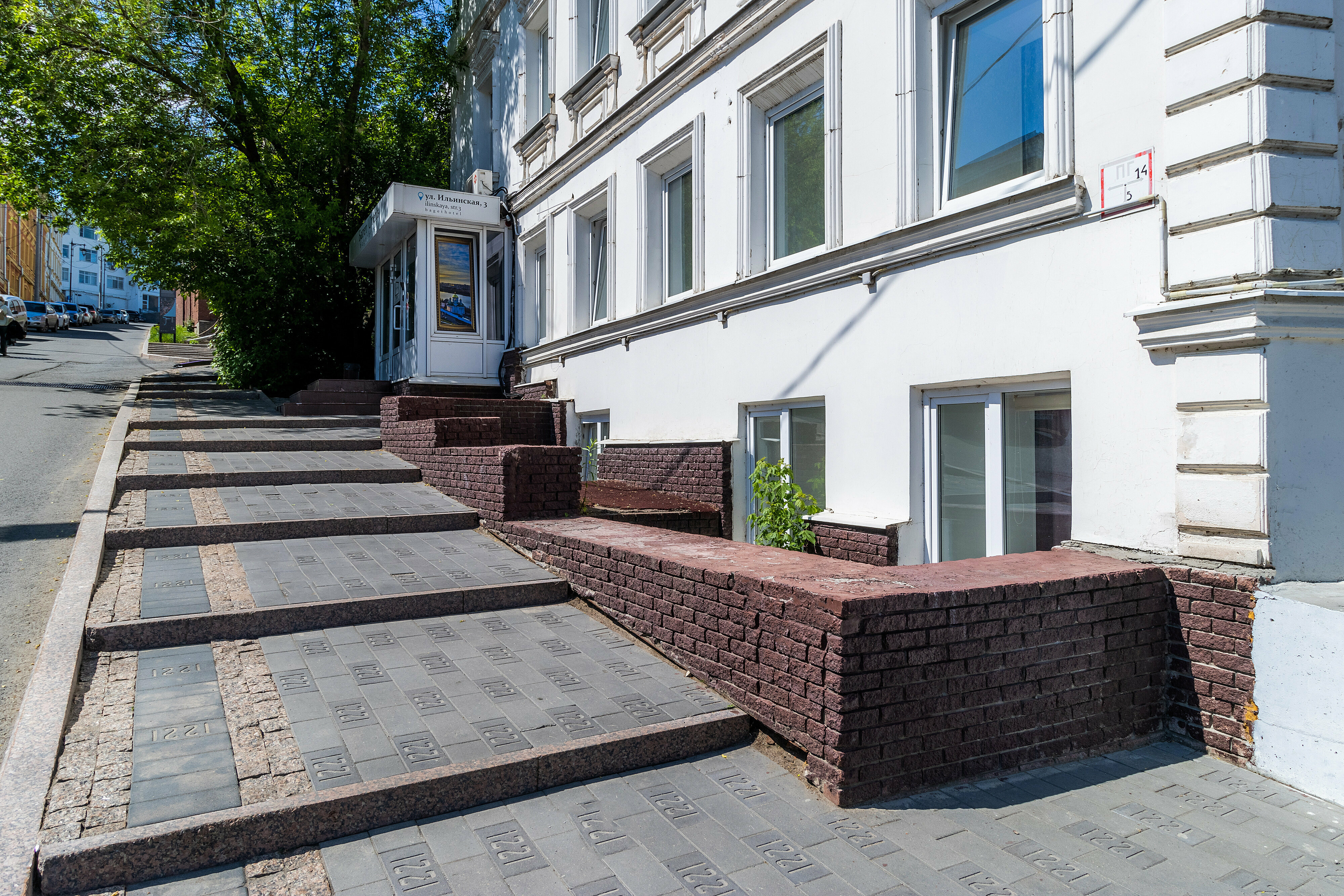 Эконом с двуспальной кроватью с ванной комнатой на этаже(цокольный этаж)