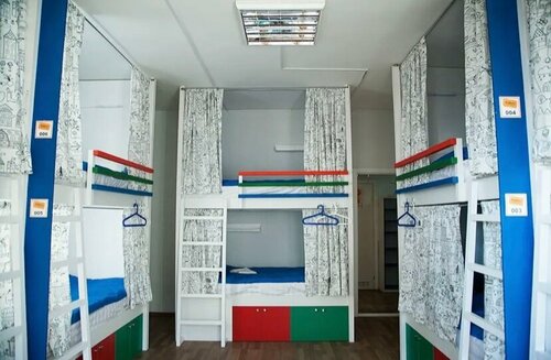 Кровать в общем 8-местном номере для мужчин и женщин