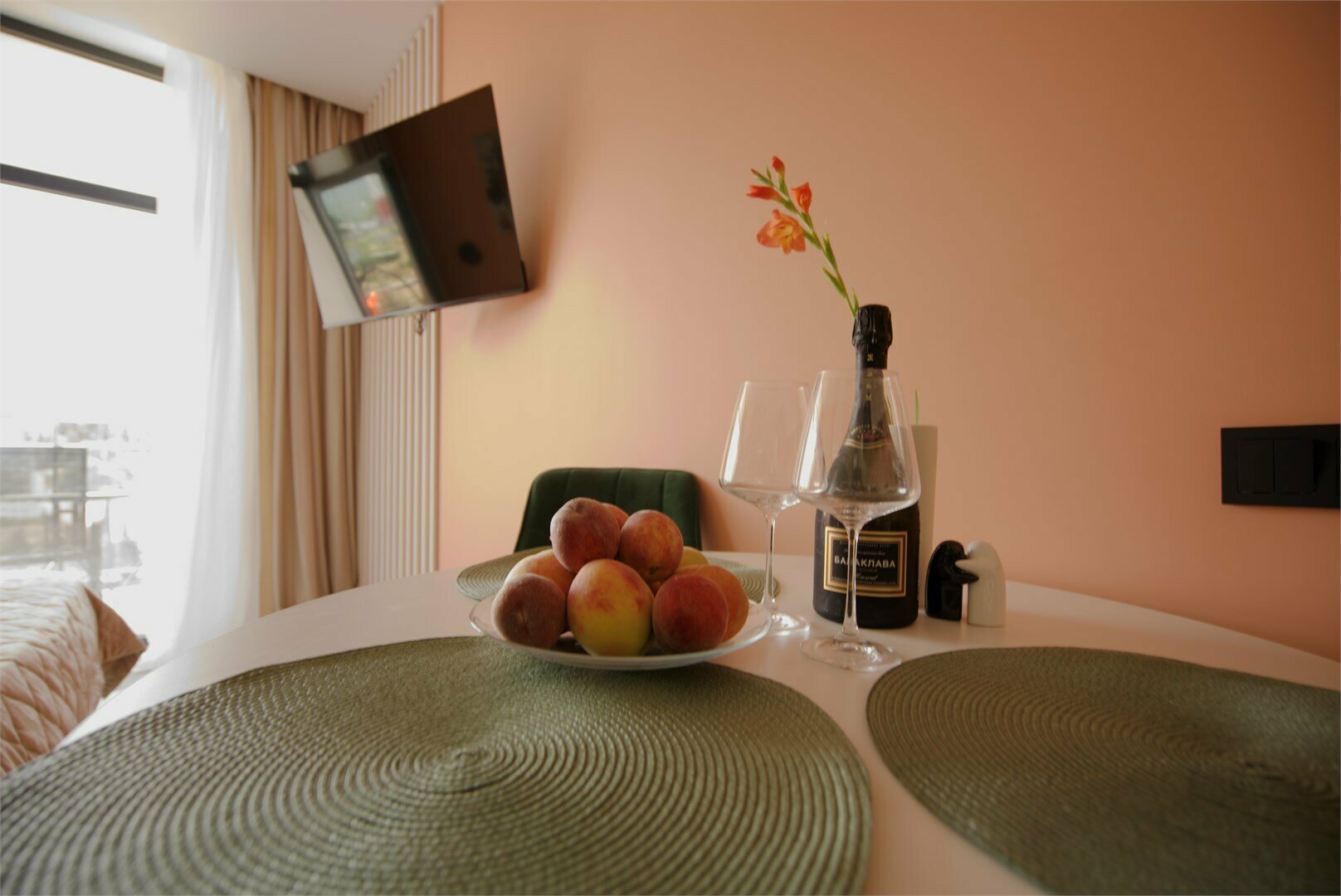 Дизайнерская студия LS-LUX-FLOWER KISS в ярких оттенках лета в Алуште - вид на море 2 этаж