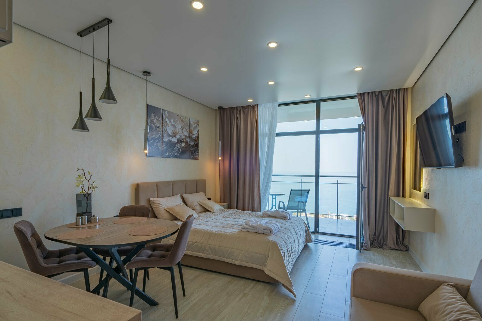 Дизайнерская студия  LS-LUX-SUN RAYS в Алуште - вид на море с 15 этажа